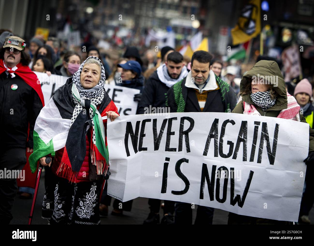 AMSTERDAM - Aktivisten während einer Demonstration gegen Klimachaos, Faschismus, Völkermord und Krieg. ANP KOEN VAN WEEL niederlande aus - belgien aus Stockfoto