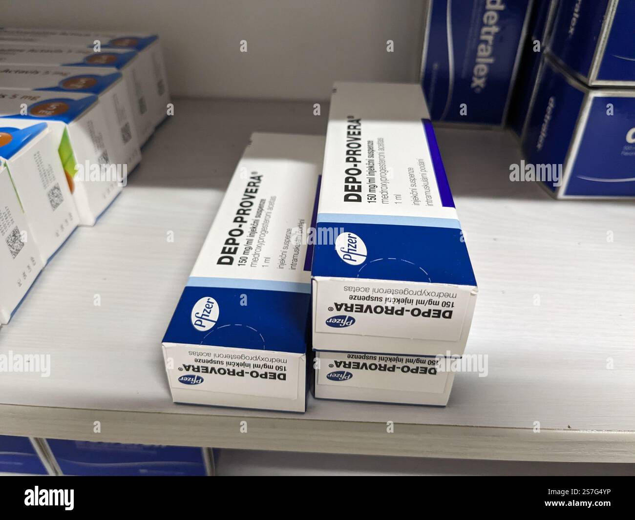 Prag, Tschechische Republik-26. Januar 2025: DEPO-PROVERA Box mit Medikamenten mit MEDROXYPROGESTERON Wirkstoff von PFIZER, zur Verhütung verwendet, bir Stockfoto