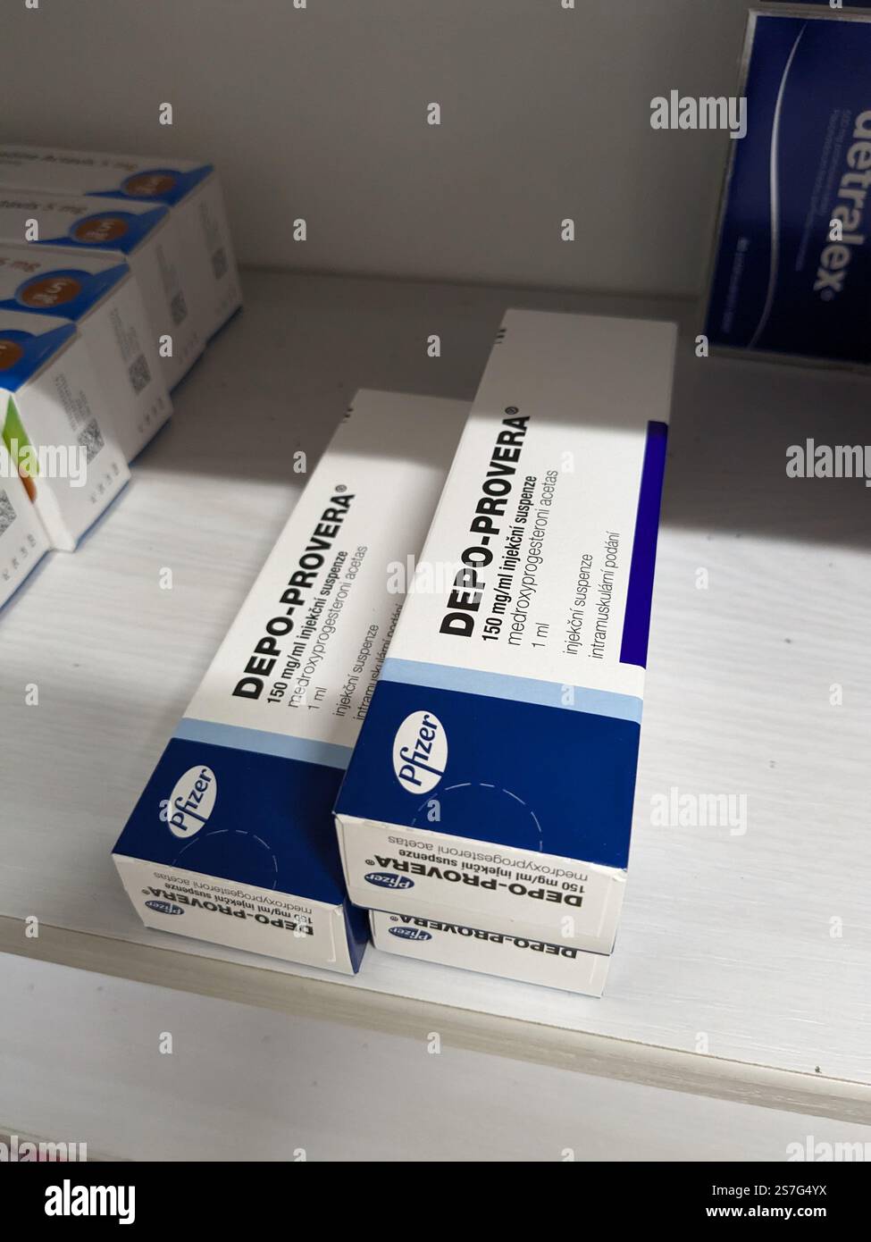 Prag, Tschechische Republik-26. Januar 2025: DEPO-PROVERA Box mit Medikamenten mit MEDROXYPROGESTERON Wirkstoff von PFIZER, zur Verhütung verwendet, bir Stockfoto