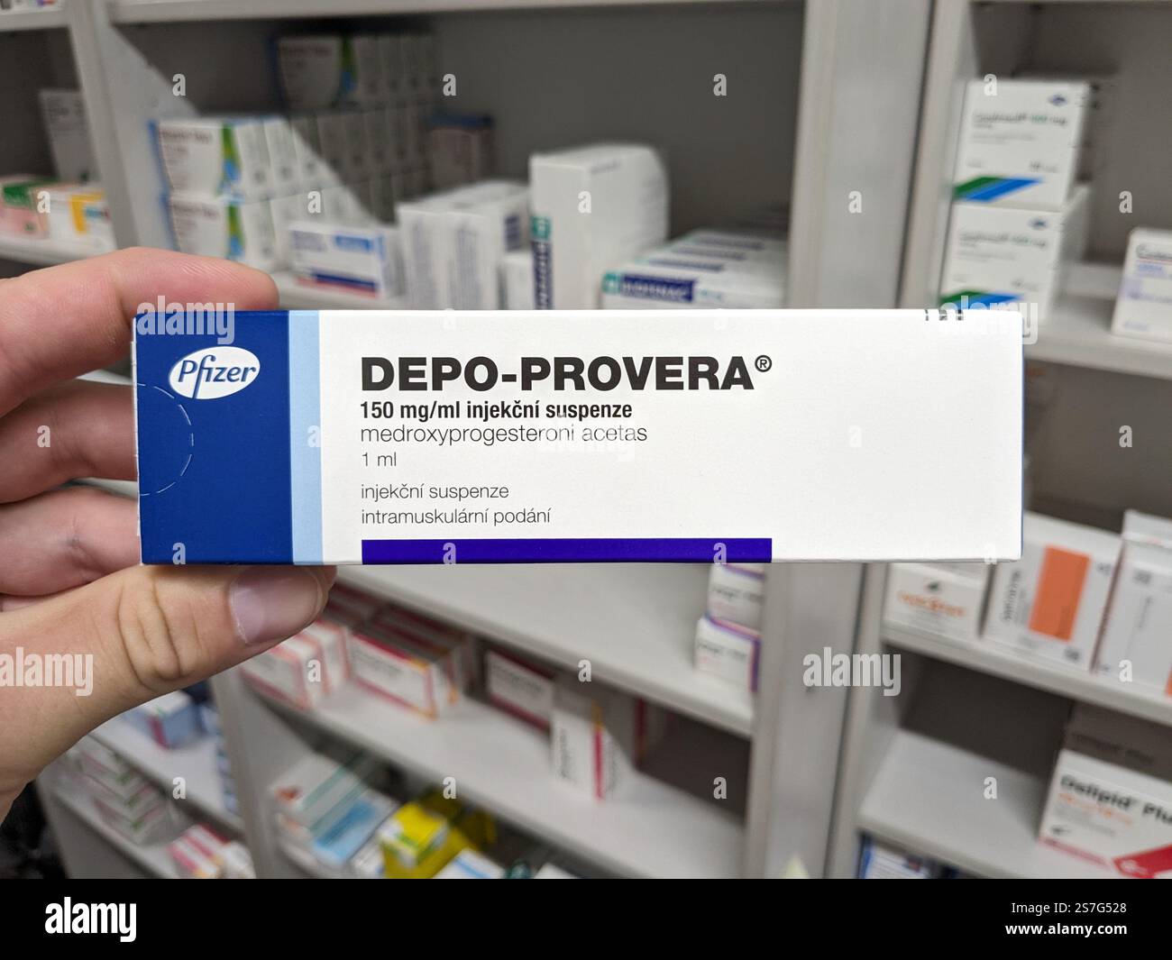 Prag, Tschechische Republik-26. Januar 2025: DEPO-PROVERA Box mit Medikamenten mit MEDROXYPROGESTERON Wirkstoff von PFIZER, zur Verhütung verwendet, bir Stockfoto