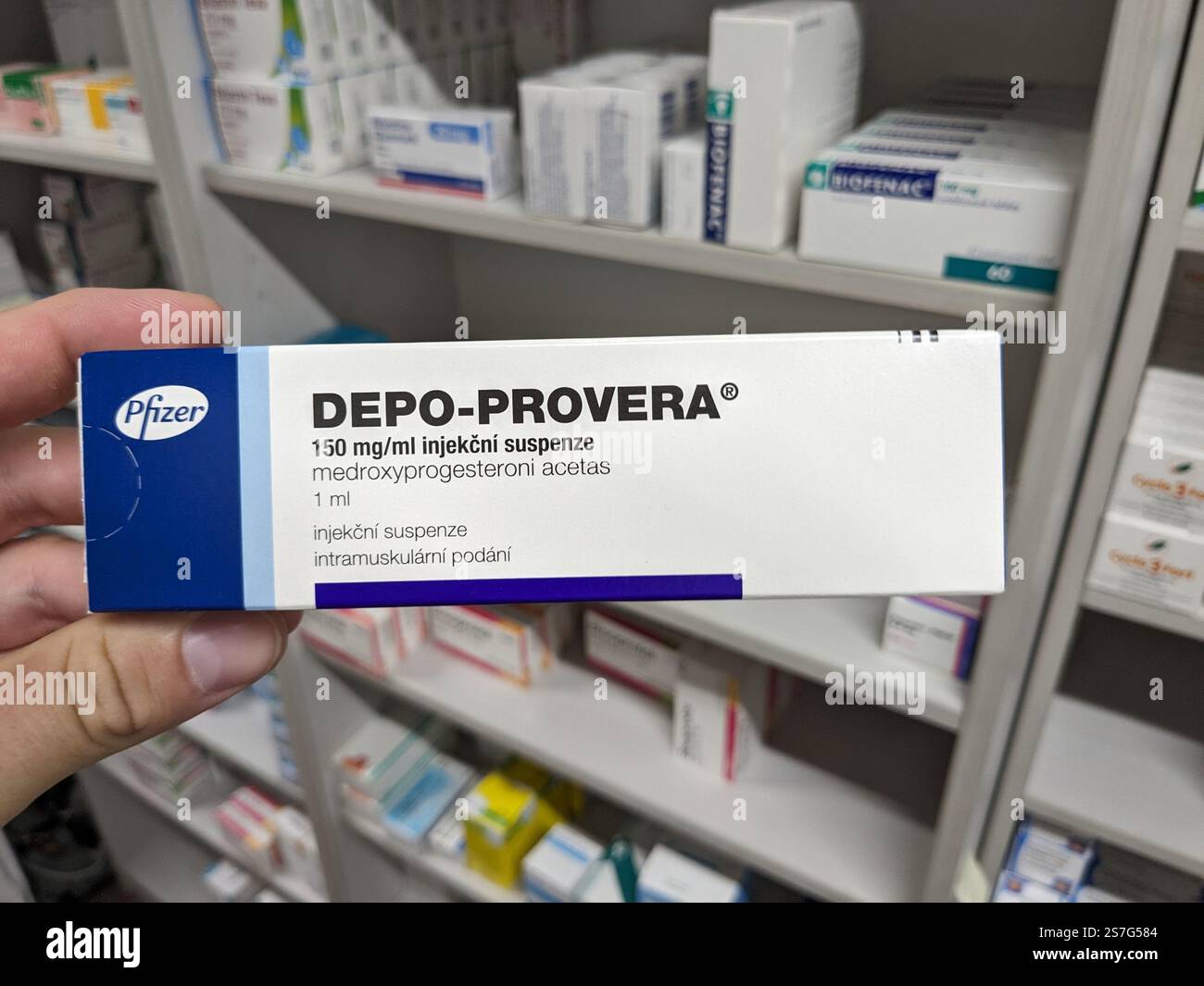Prag, Tschechische Republik-26. Januar 2025: DEPO-PROVERA Box mit Medikamenten mit MEDROXYPROGESTERON Wirkstoff von PFIZER, zur Verhütung verwendet, bir Stockfoto