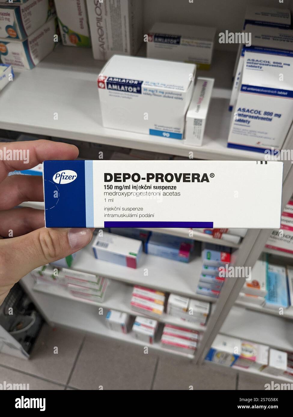 Prag, Tschechische Republik-26. Januar 2025: DEPO-PROVERA Box mit Medikamenten mit MEDROXYPROGESTERON Wirkstoff von PFIZER, zur Verhütung verwendet, bir Stockfoto