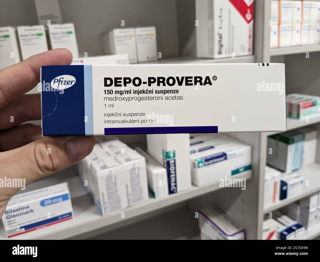 Prag, Tschechische Republik-26. Januar 2025: DEPO-PROVERA Box mit Medikamenten mit MEDROXYPROGESTERON Wirkstoff von PFIZER, zur Verhütung verwendet, bir Stockfoto