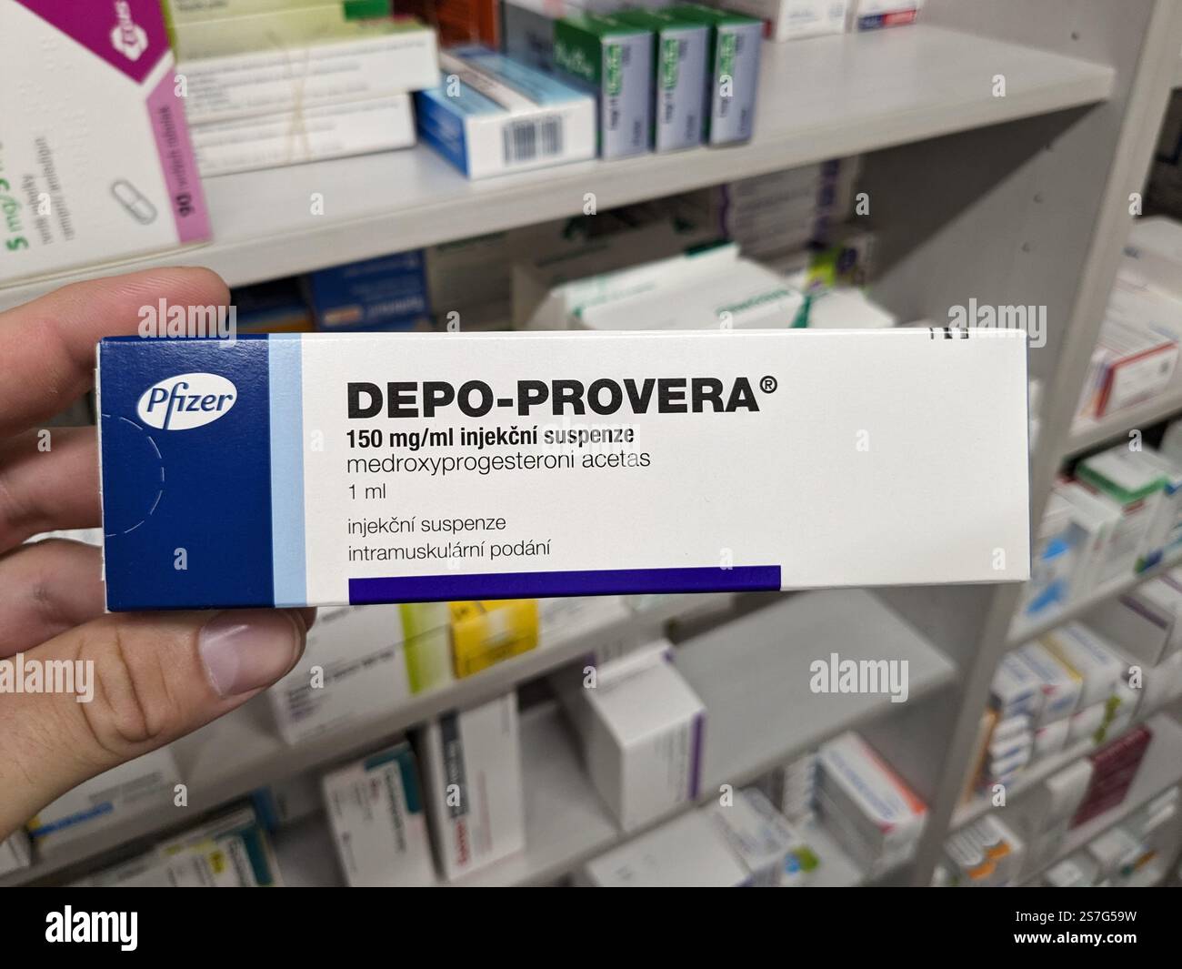 Prag, Tschechische Republik-26. Januar 2025: DEPO-PROVERA Box mit Medikamenten mit MEDROXYPROGESTERON Wirkstoff von PFIZER, zur Verhütung verwendet, bir Stockfoto