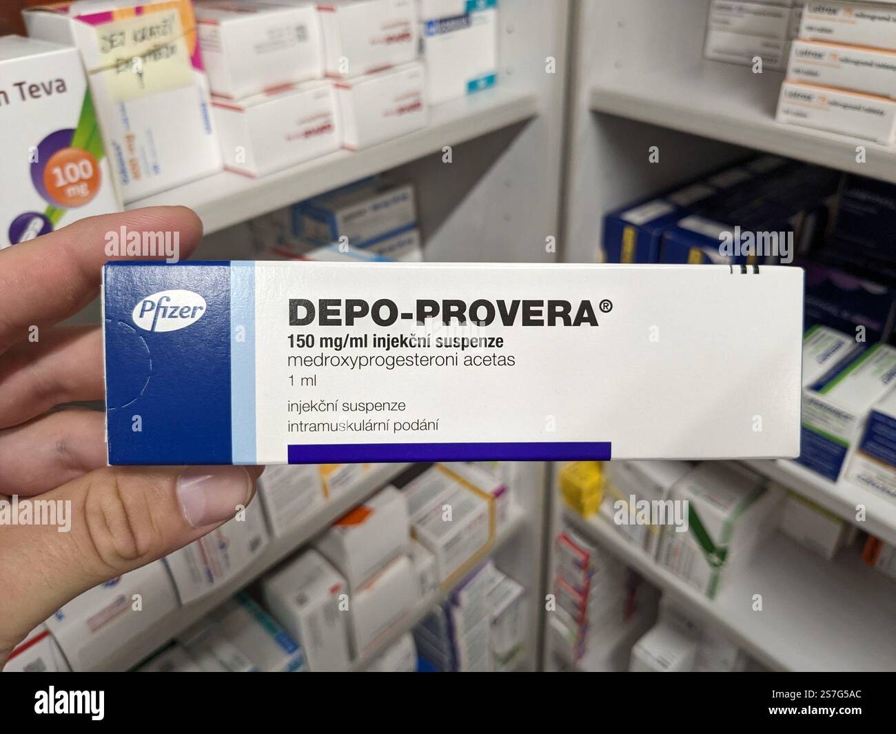 Prag, Tschechische Republik-26. Januar 2025: DEPO-PROVERA Box mit Medikamenten mit MEDROXYPROGESTERON Wirkstoff von PFIZER, zur Verhütung verwendet, bir Stockfoto
