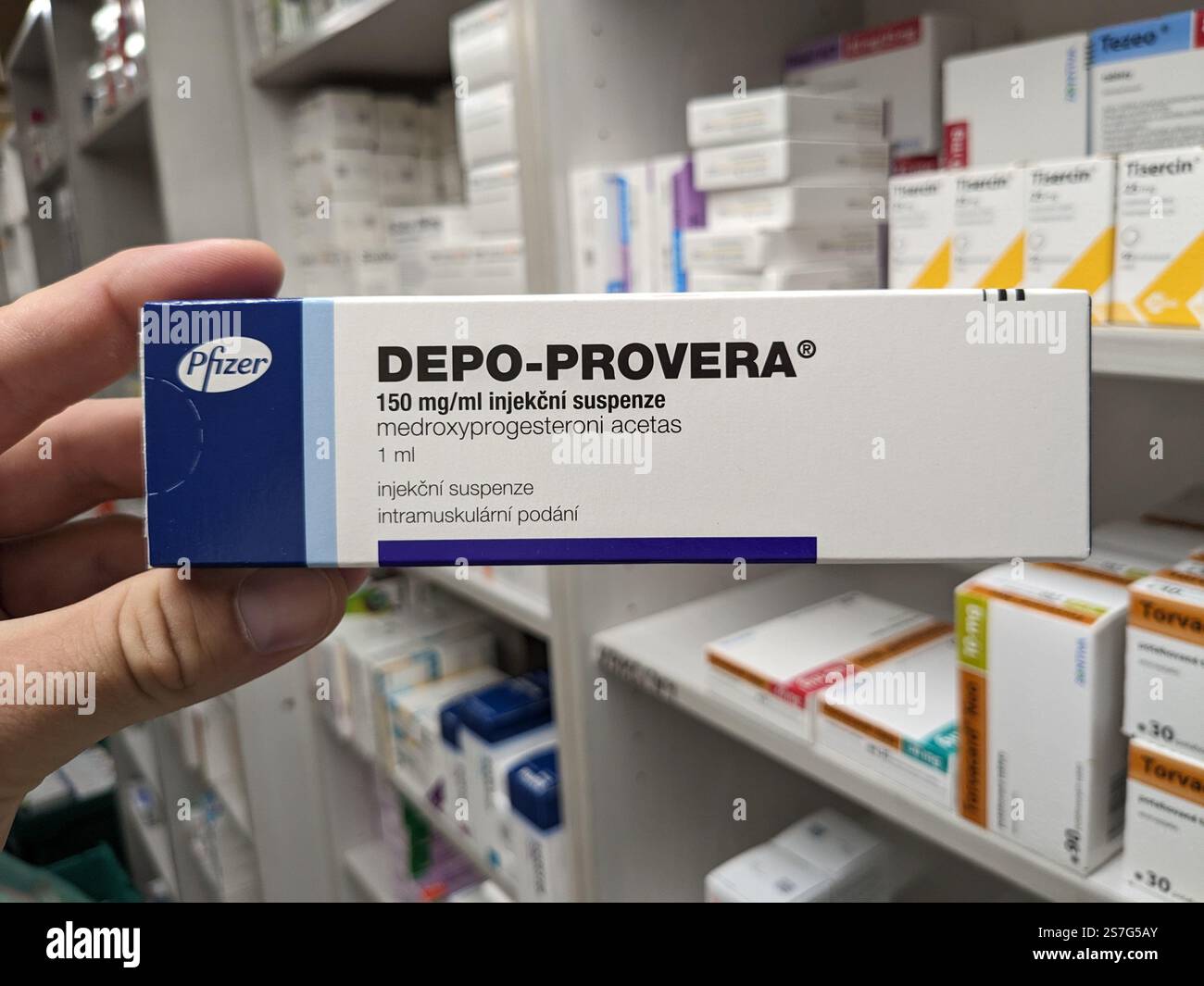 Prag, Tschechische Republik-26. Januar 2025: DEPO-PROVERA Box mit Medikamenten mit MEDROXYPROGESTERON Wirkstoff von PFIZER, zur Verhütung verwendet, bir Stockfoto