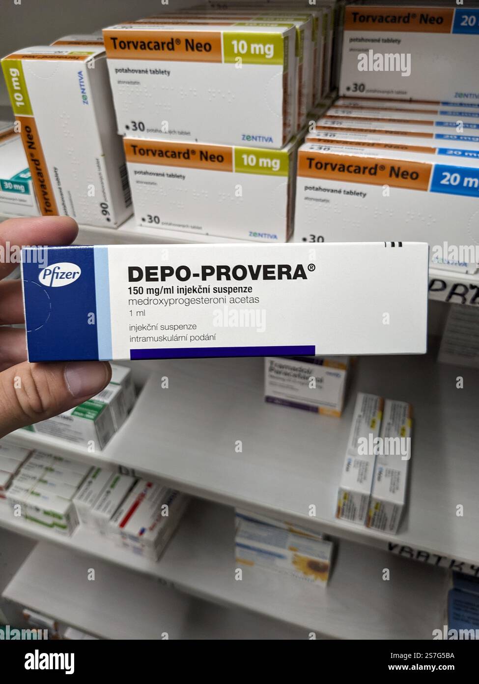Prag, Tschechische Republik-26. Januar 2025: DEPO-PROVERA Box mit Medikamenten mit MEDROXYPROGESTERON Wirkstoff von PFIZER, zur Verhütung verwendet, bir Stockfoto