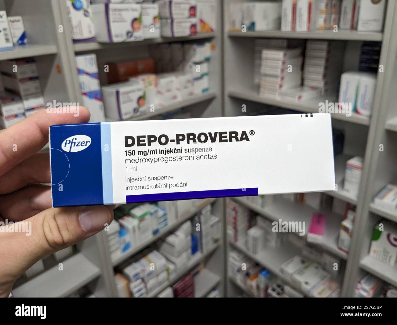 Prag, Tschechische Republik-26. Januar 2025: DEPO-PROVERA Box mit Medikamenten mit MEDROXYPROGESTERON Wirkstoff von PFIZER, zur Verhütung verwendet, bir Stockfoto