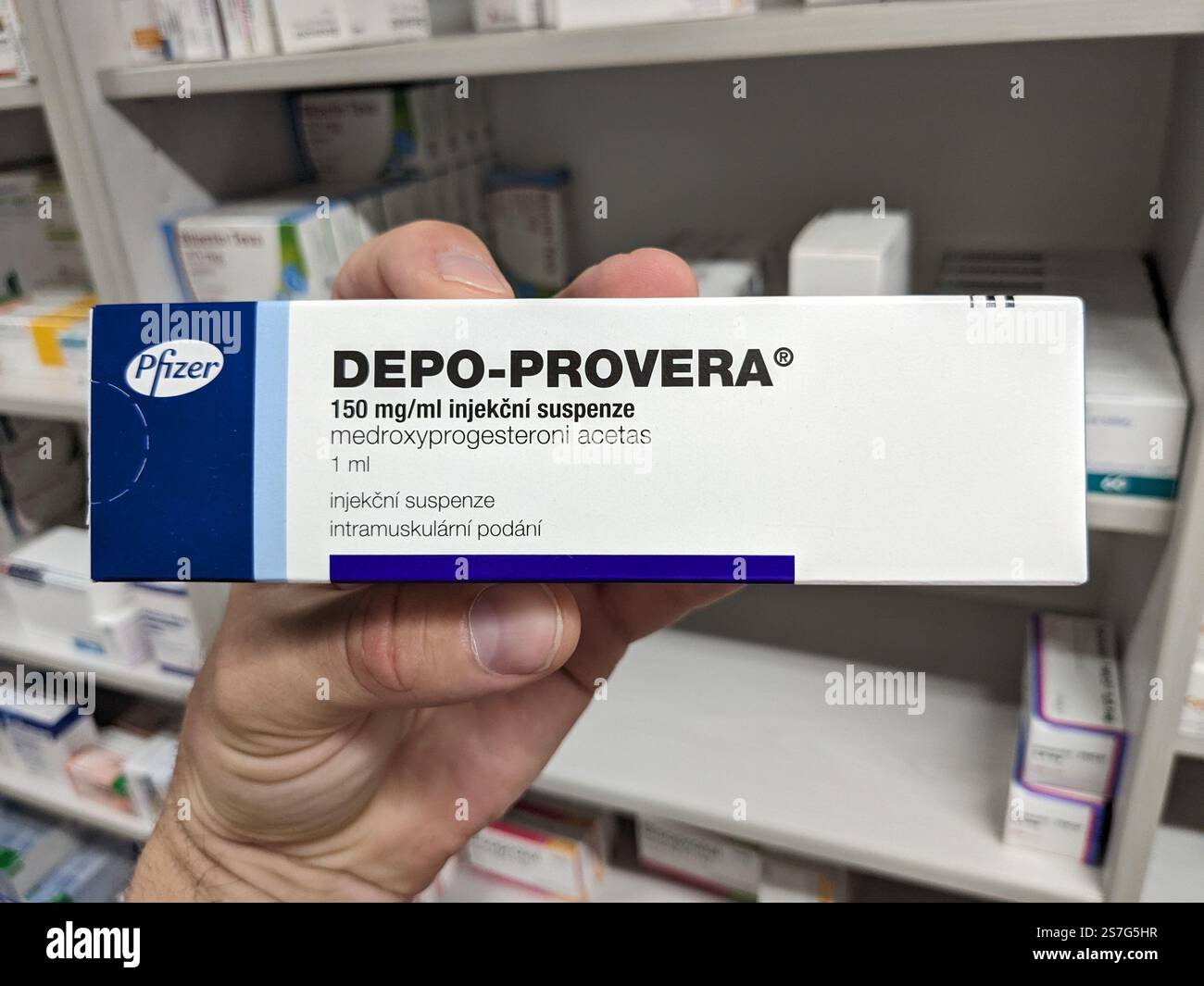 Prag, Tschechische Republik-26. Januar 2025: DEPO-PROVERA Box mit Medikamenten mit MEDROXYPROGESTERON Wirkstoff von PFIZER, zur Verhütung verwendet, bir Stockfoto