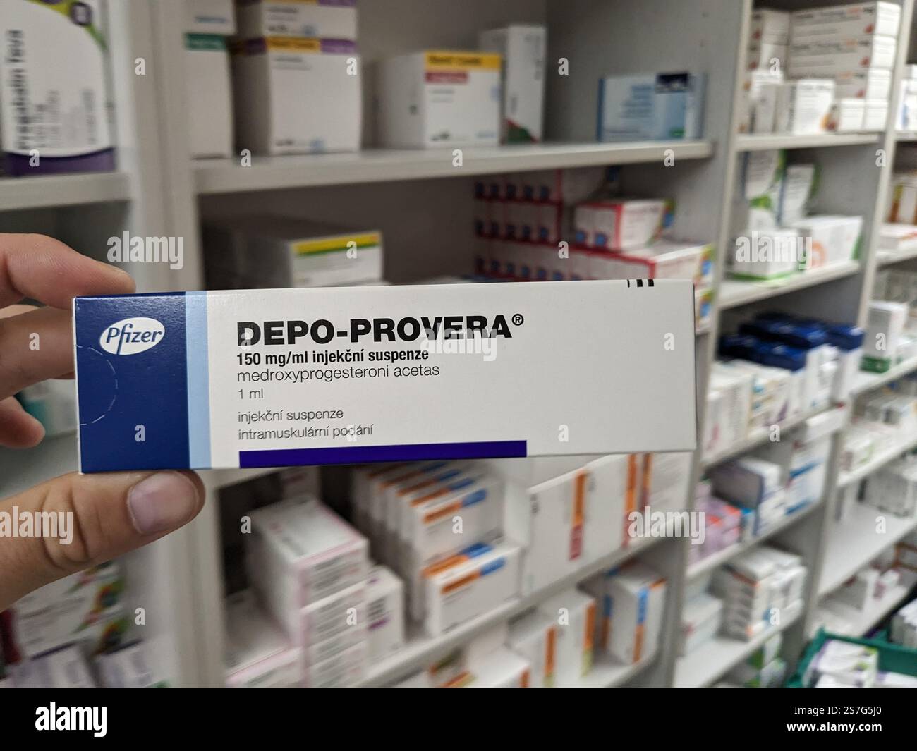 Prag, Tschechische Republik-26. Januar 2025: DEPO-PROVERA Box mit Medikamenten mit MEDROXYPROGESTERON Wirkstoff von PFIZER, zur Verhütung verwendet, bir Stockfoto