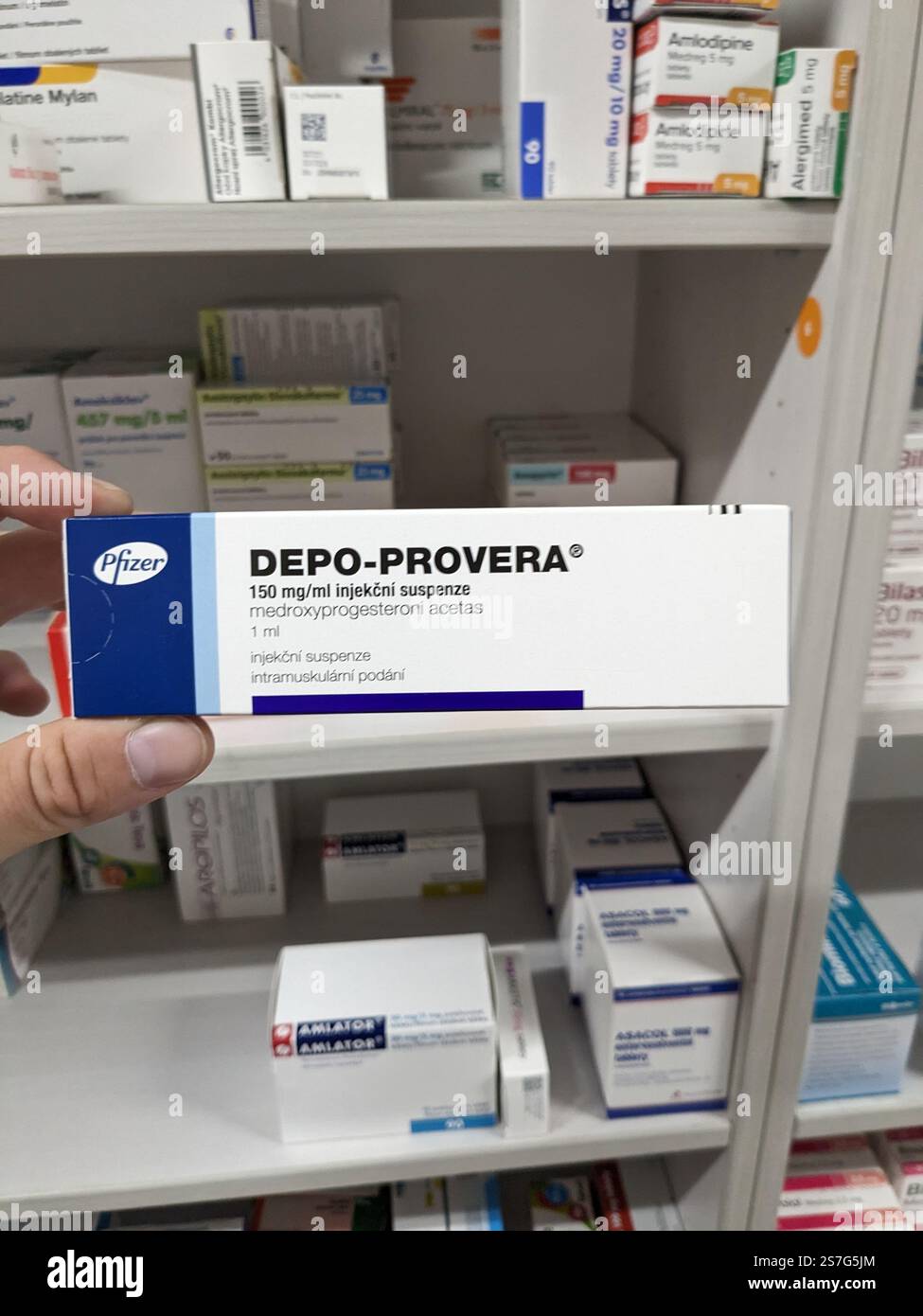 Prag, Tschechische Republik-26. Januar 2025: DEPO-PROVERA Box mit Medikamenten mit MEDROXYPROGESTERON Wirkstoff von PFIZER, zur Verhütung verwendet, bir Stockfoto