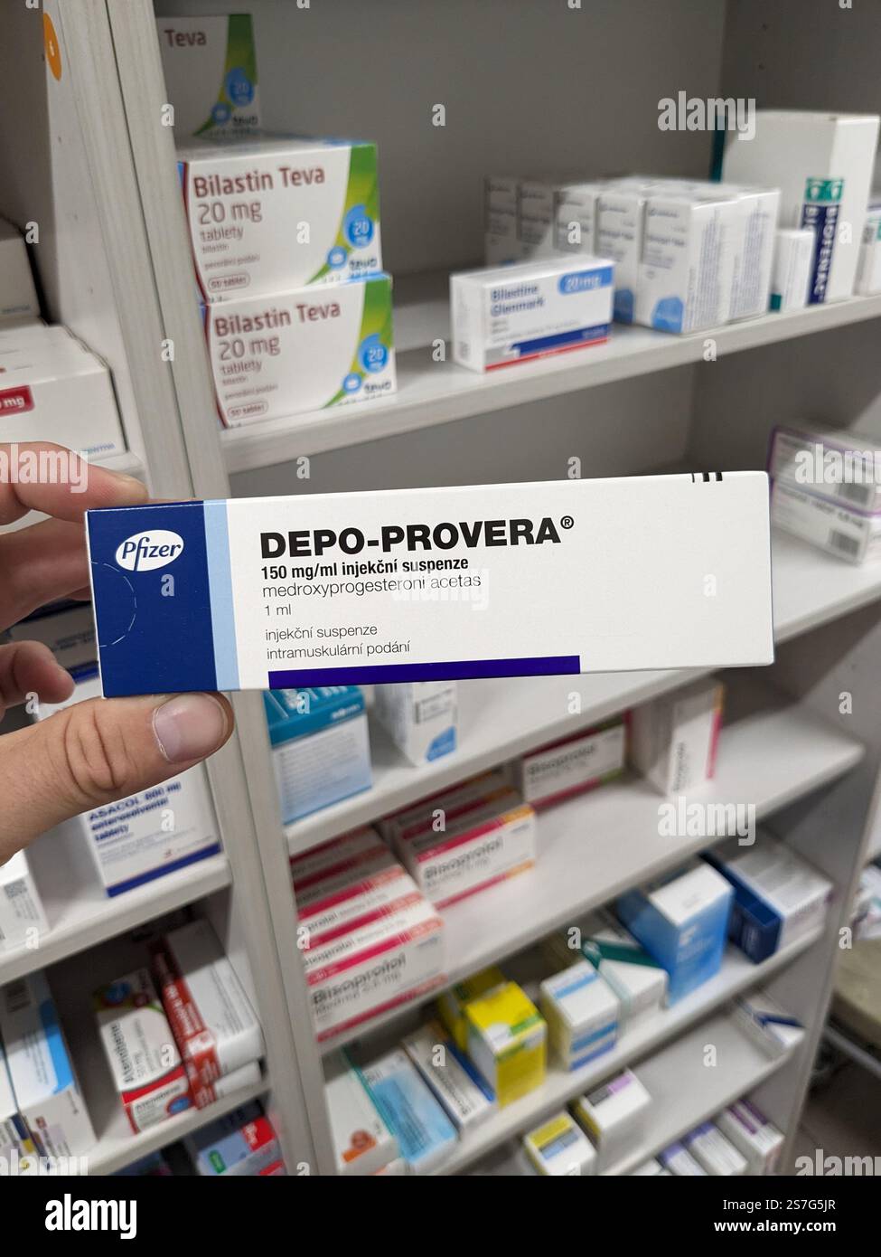 Prag, Tschechische Republik-26. Januar 2025: DEPO-PROVERA Box mit Medikamenten mit MEDROXYPROGESTERON Wirkstoff von PFIZER, zur Verhütung verwendet, bir Stockfoto