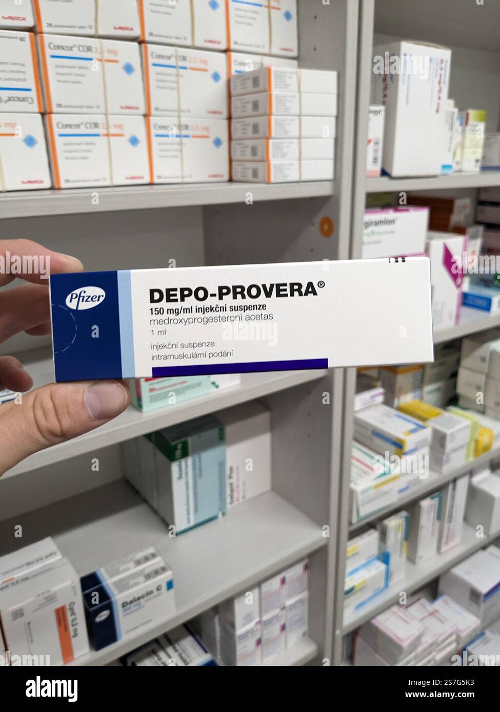 Prag, Tschechische Republik-26. Januar 2025: DEPO-PROVERA Box mit Medikamenten mit MEDROXYPROGESTERON Wirkstoff von PFIZER, zur Verhütung verwendet, bir Stockfoto