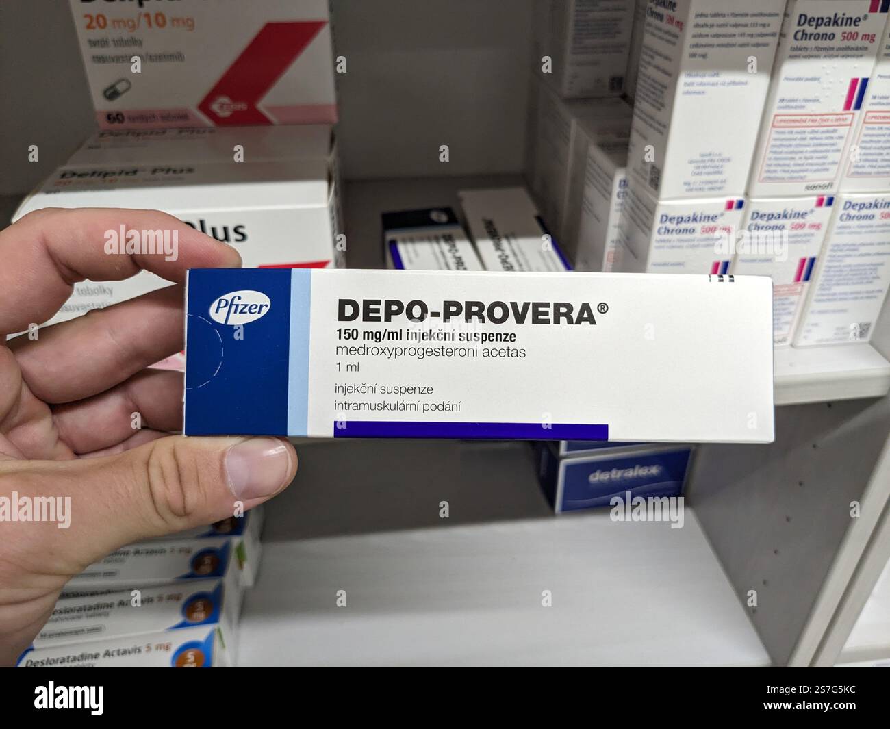 Prag, Tschechische Republik-26. Januar 2025: DEPO-PROVERA Box mit Medikamenten mit MEDROXYPROGESTERON Wirkstoff von PFIZER, zur Verhütung verwendet, bir Stockfoto