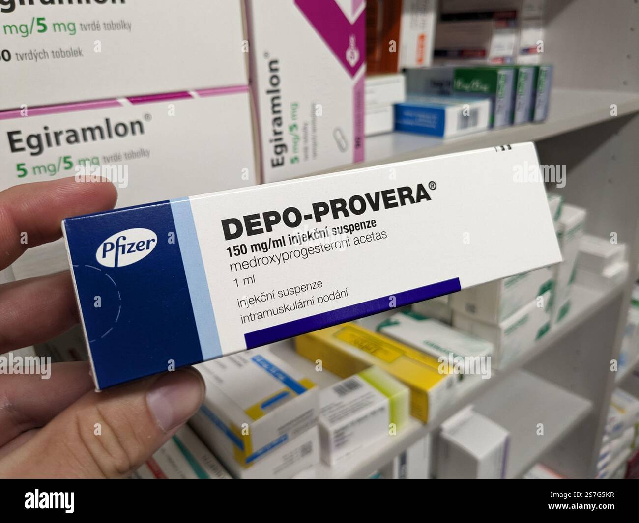 Prag, Tschechische Republik-26. Januar 2025: DEPO-PROVERA Box mit Medikamenten mit MEDROXYPROGESTERON Wirkstoff von PFIZER, zur Verhütung verwendet, bir Stockfoto