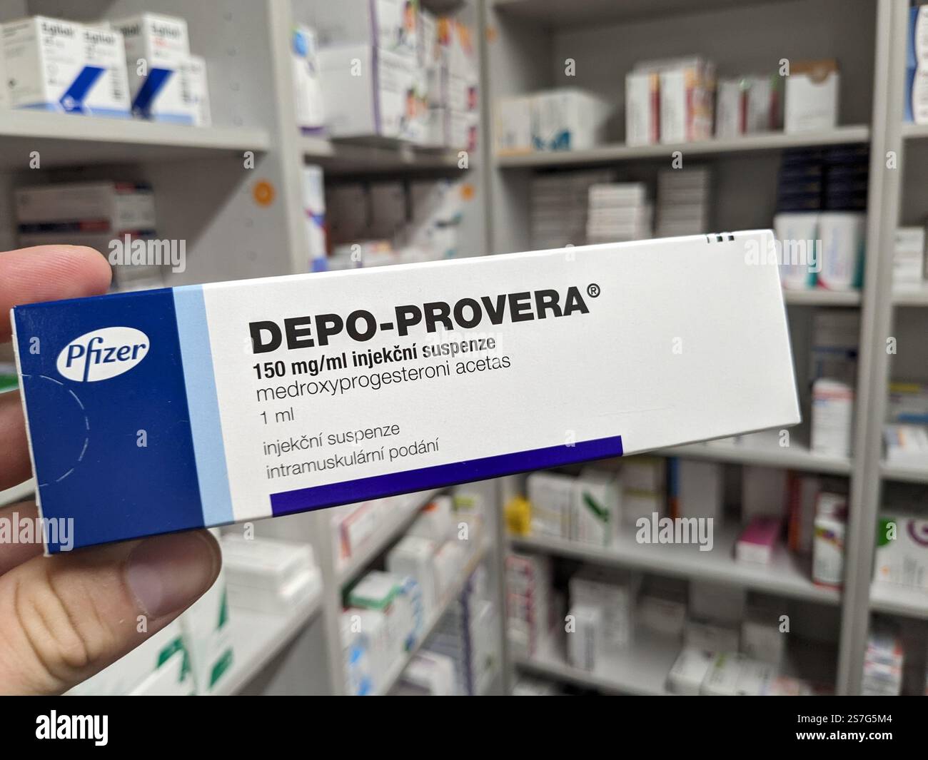 Prag, Tschechische Republik-26. Januar 2025: DEPO-PROVERA Box mit Medikamenten mit MEDROXYPROGESTERON Wirkstoff von PFIZER, zur Verhütung verwendet, bir Stockfoto