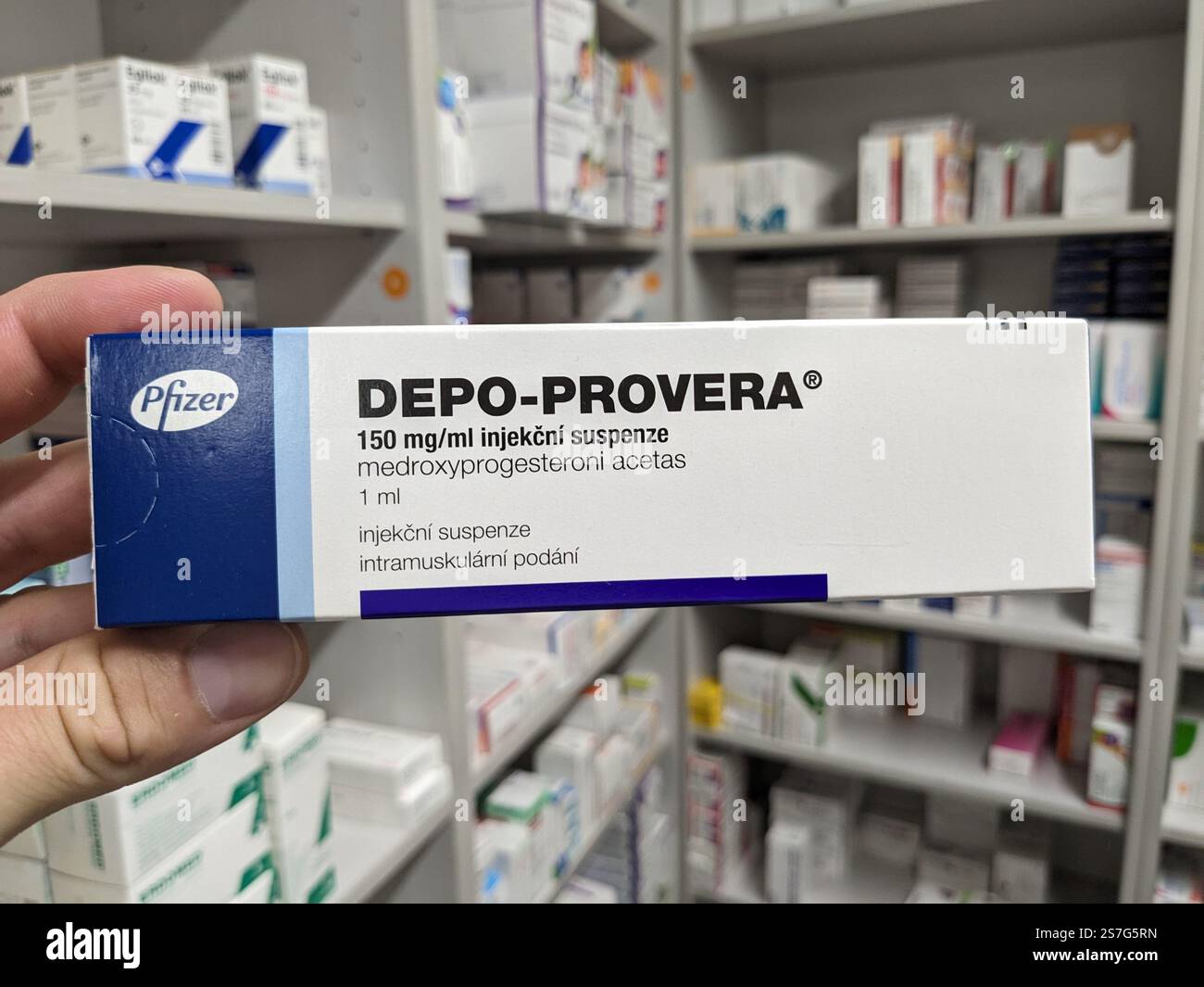 Prag, Tschechische Republik-26. Januar 2025: DEPO-PROVERA Box mit Medikamenten mit MEDROXYPROGESTERON Wirkstoff von PFIZER, zur Verhütung verwendet, bir Stockfoto