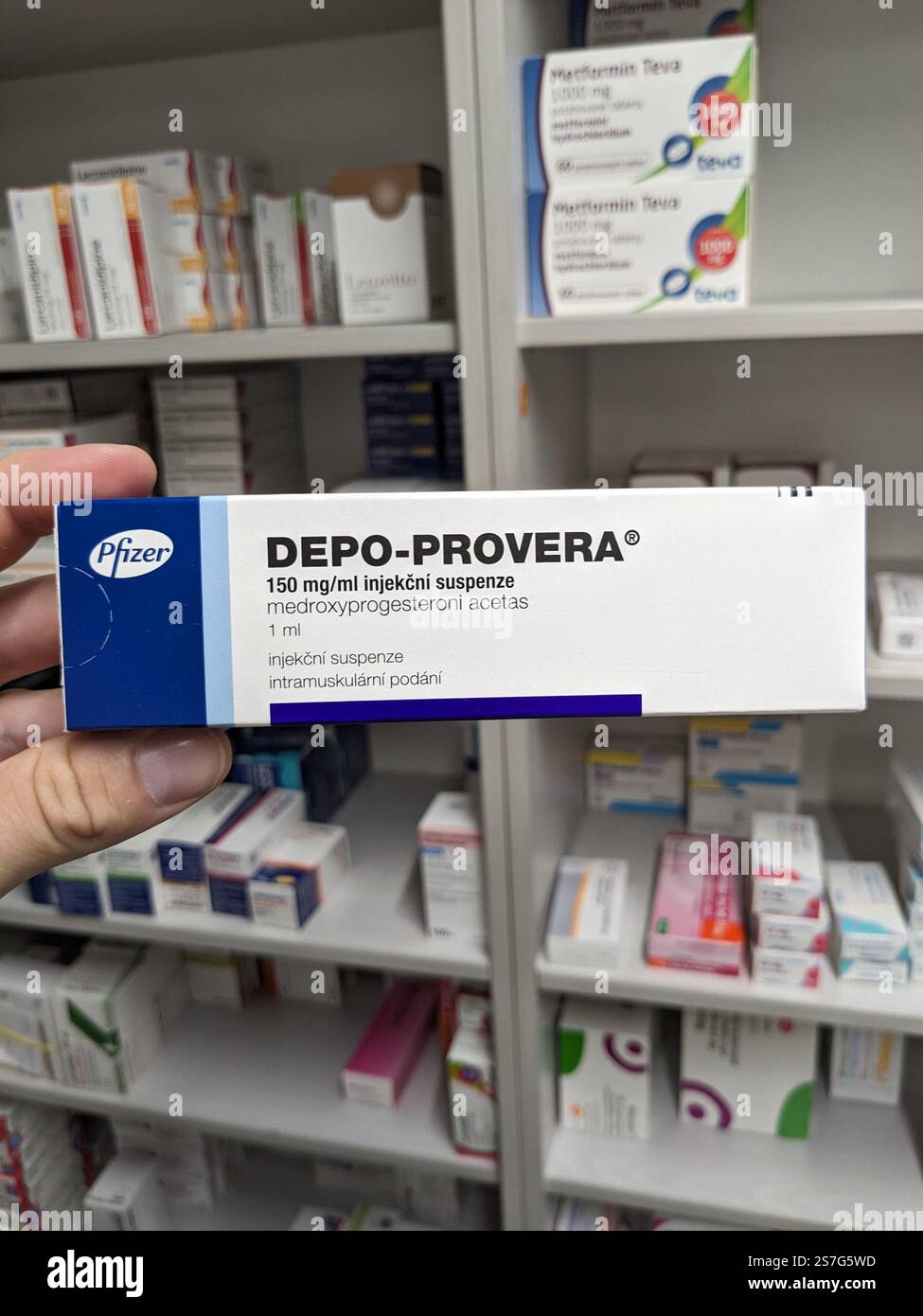Prag, Tschechische Republik-26. Januar 2025: DEPO-PROVERA Box mit Medikamenten mit MEDROXYPROGESTERON Wirkstoff von PFIZER, zur Verhütung verwendet, bir Stockfoto