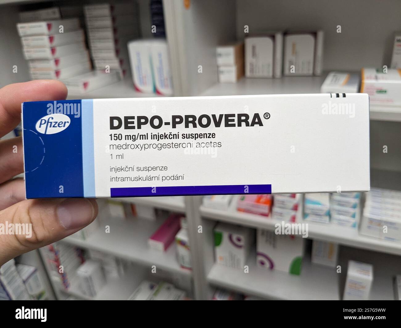 Prag, Tschechische Republik-26. Januar 2025: DEPO-PROVERA Box mit Medikamenten mit MEDROXYPROGESTERON Wirkstoff von PFIZER, zur Verhütung verwendet, bir Stockfoto