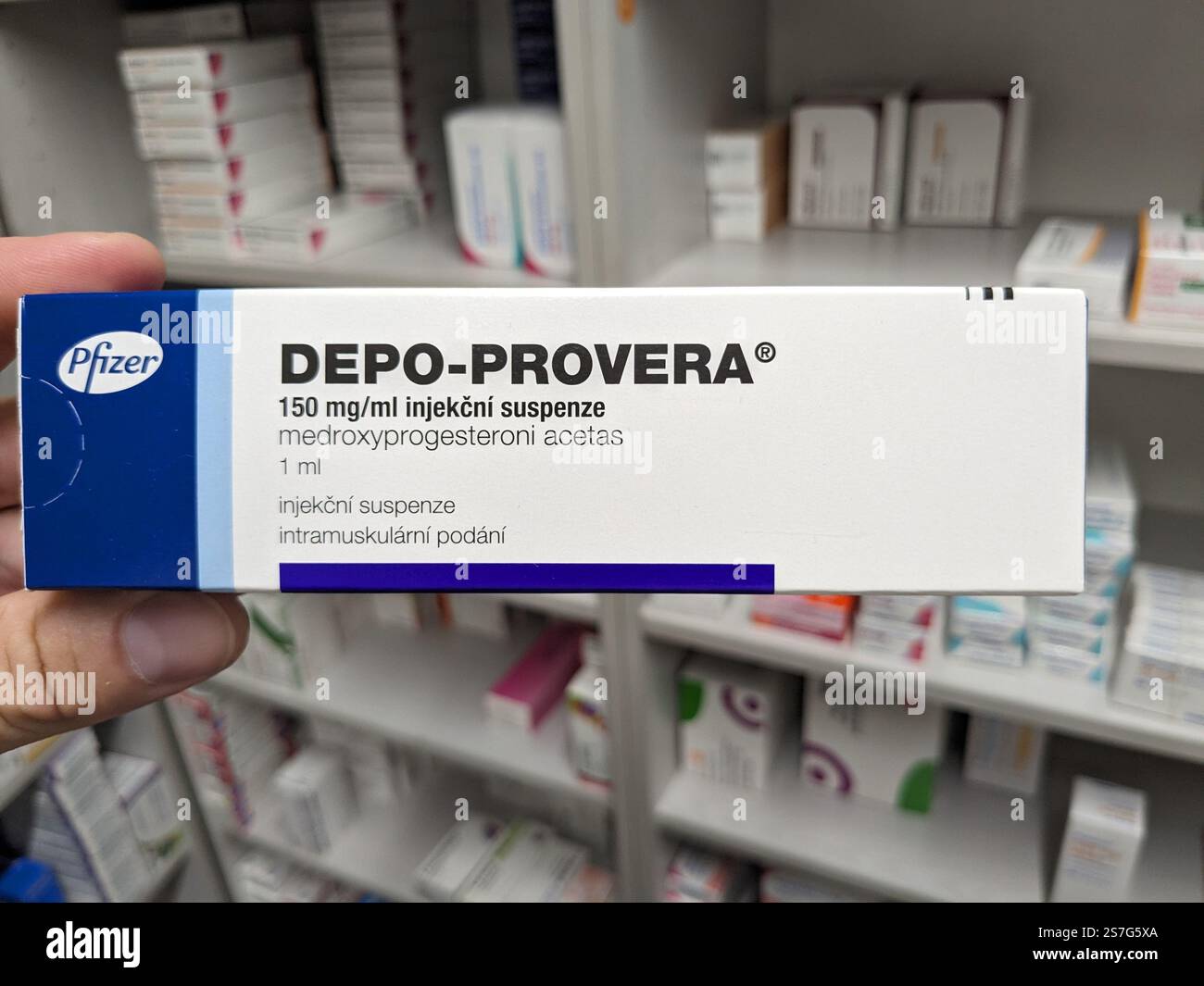 Prag, Tschechische Republik-26. Januar 2025: DEPO-PROVERA Box mit Medikamenten mit MEDROXYPROGESTERON Wirkstoff von PFIZER, zur Verhütung verwendet, bir Stockfoto
