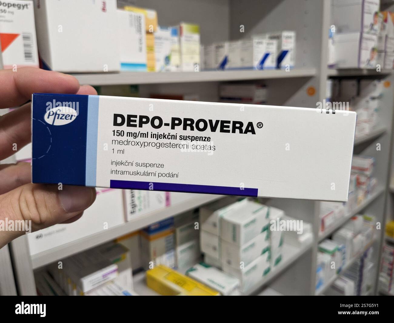 Prag, Tschechische Republik-26. Januar 2025: DEPO-PROVERA Box mit Medikamenten mit MEDROXYPROGESTERON Wirkstoff von PFIZER, zur Verhütung verwendet, bir Stockfoto