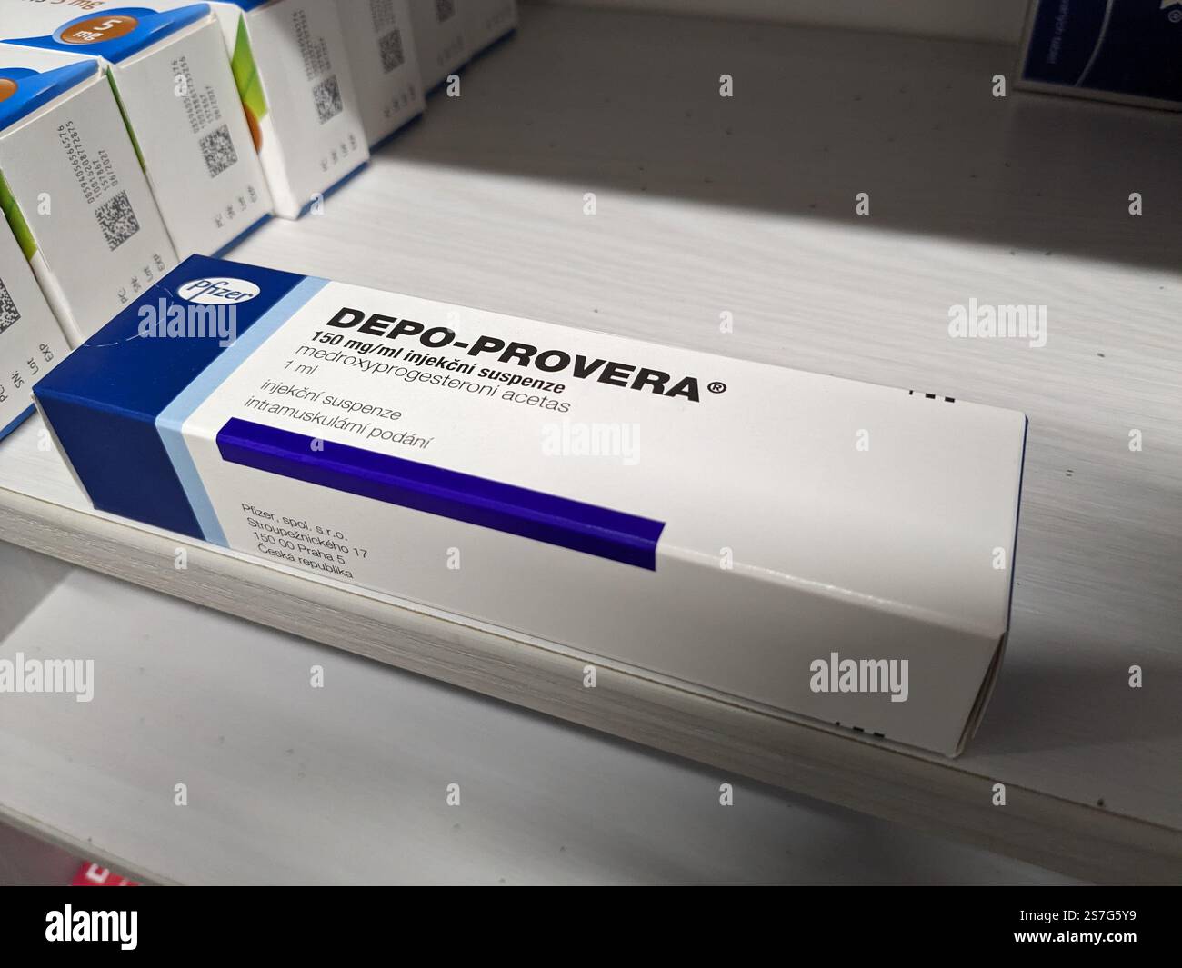 Prag, Tschechische Republik-26. Januar 2025: DEPO-PROVERA Box mit Medikamenten mit MEDROXYPROGESTERON Wirkstoff von PFIZER, zur Verhütung verwendet, bir Stockfoto