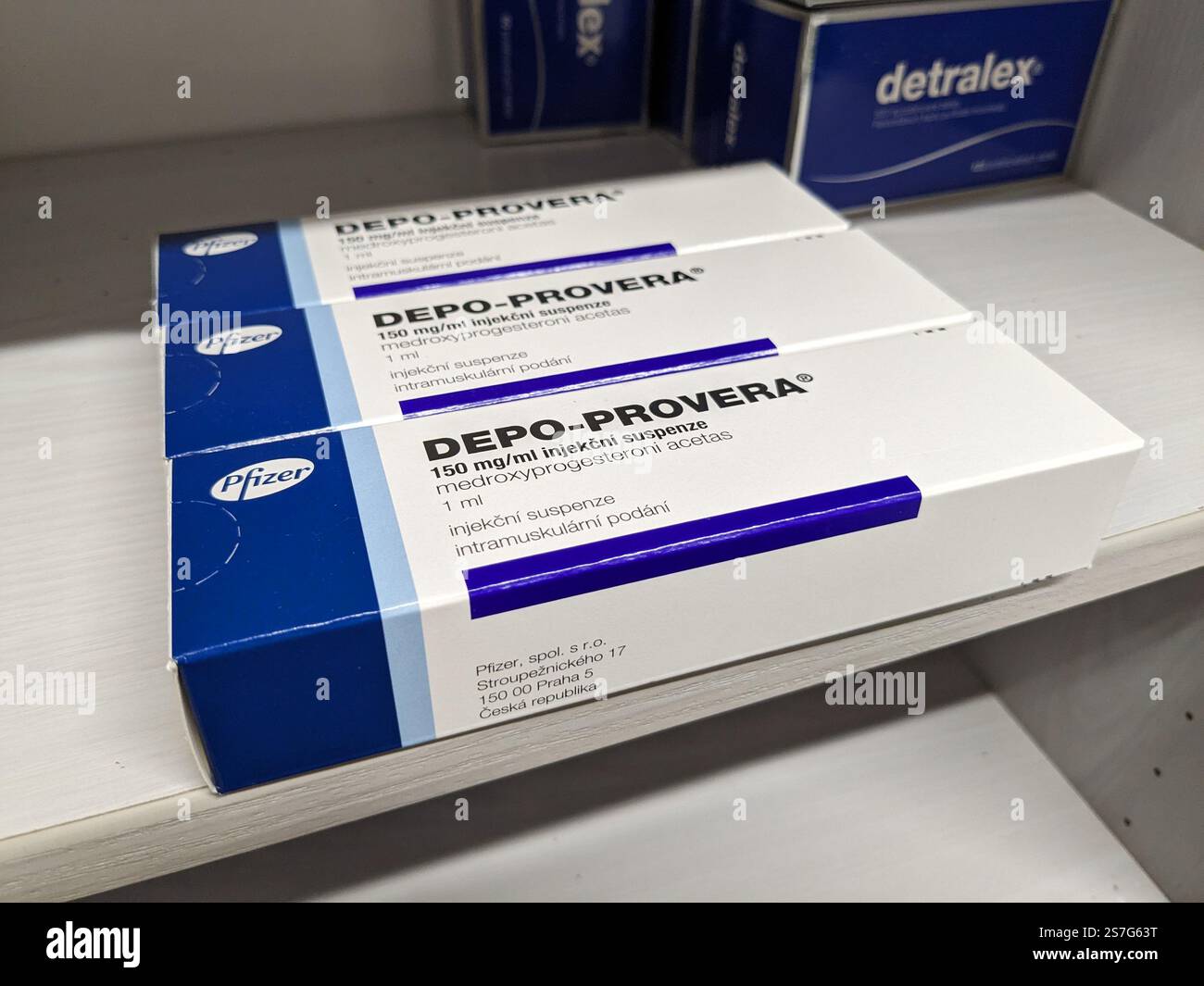 Prag, Tschechische Republik-26. Januar 2025: DEPO-PROVERA Box mit Medikamenten mit MEDROXYPROGESTERON Wirkstoff von PFIZER, zur Verhütung verwendet, bir Stockfoto