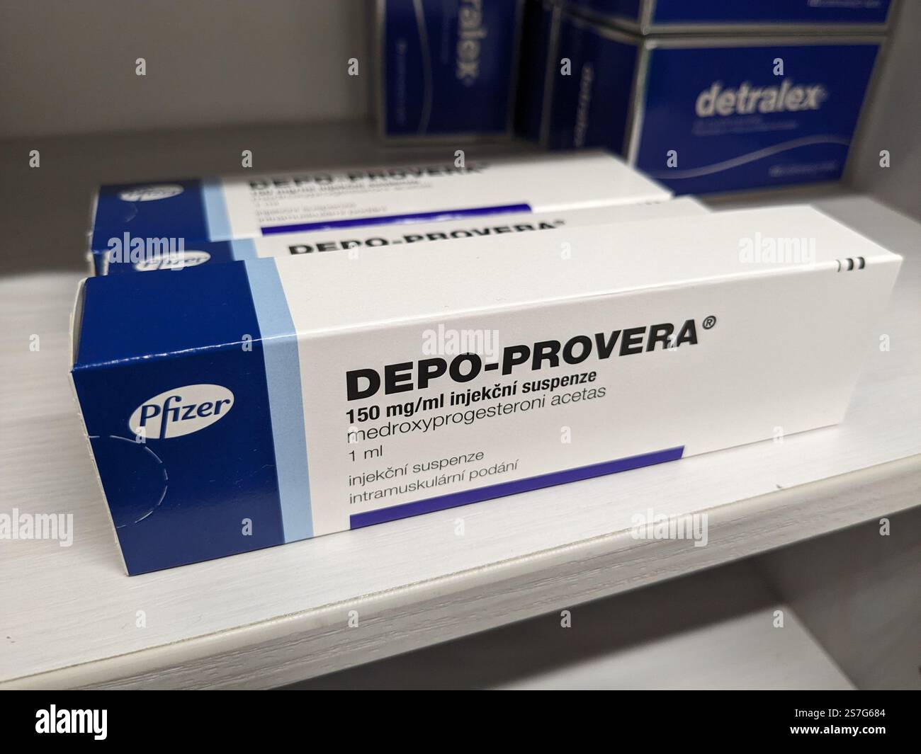 Prag, Tschechische Republik-26. Januar 2025: DEPO-PROVERA Box mit Medikamenten mit MEDROXYPROGESTERON Wirkstoff von PFIZER, zur Verhütung verwendet, bir Stockfoto