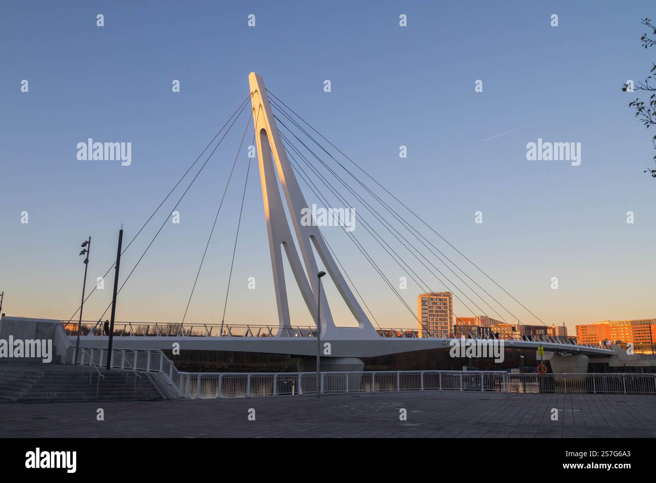 Govan Partick Bridge, eine neue Schwingbrücke in Glasgow, Schottland, zur Beförderung von Fußgängern und Fahrrädern über den Fluss Clyde, neben dem Riverside Museum Stockfoto