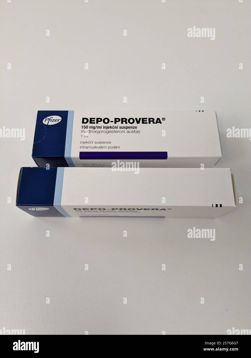 Prag, Tschechische Republik-26. Januar 2025: DEPO-PROVERA Box mit Medikamenten mit MEDROXYPROGESTERON Wirkstoff von PFIZER, zur Verhütung verwendet, bir Stockfoto