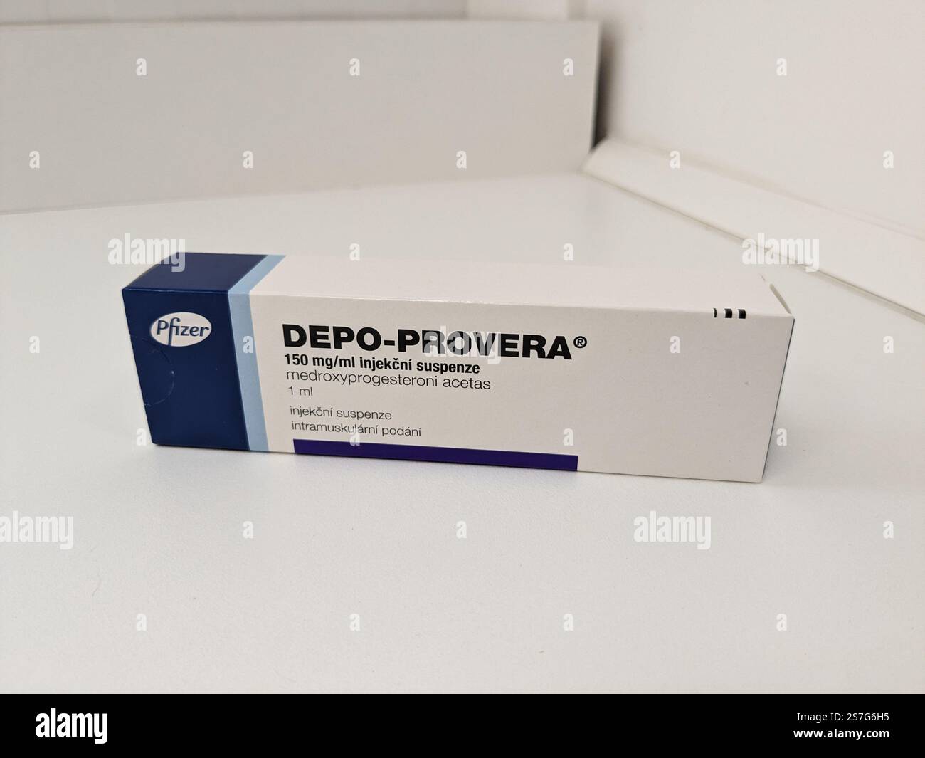 Prag, Tschechische Republik-26. Januar 2025: DEPO-PROVERA Box mit Medikamenten mit MEDROXYPROGESTERON Wirkstoff von PFIZER, zur Verhütung verwendet, bir Stockfoto