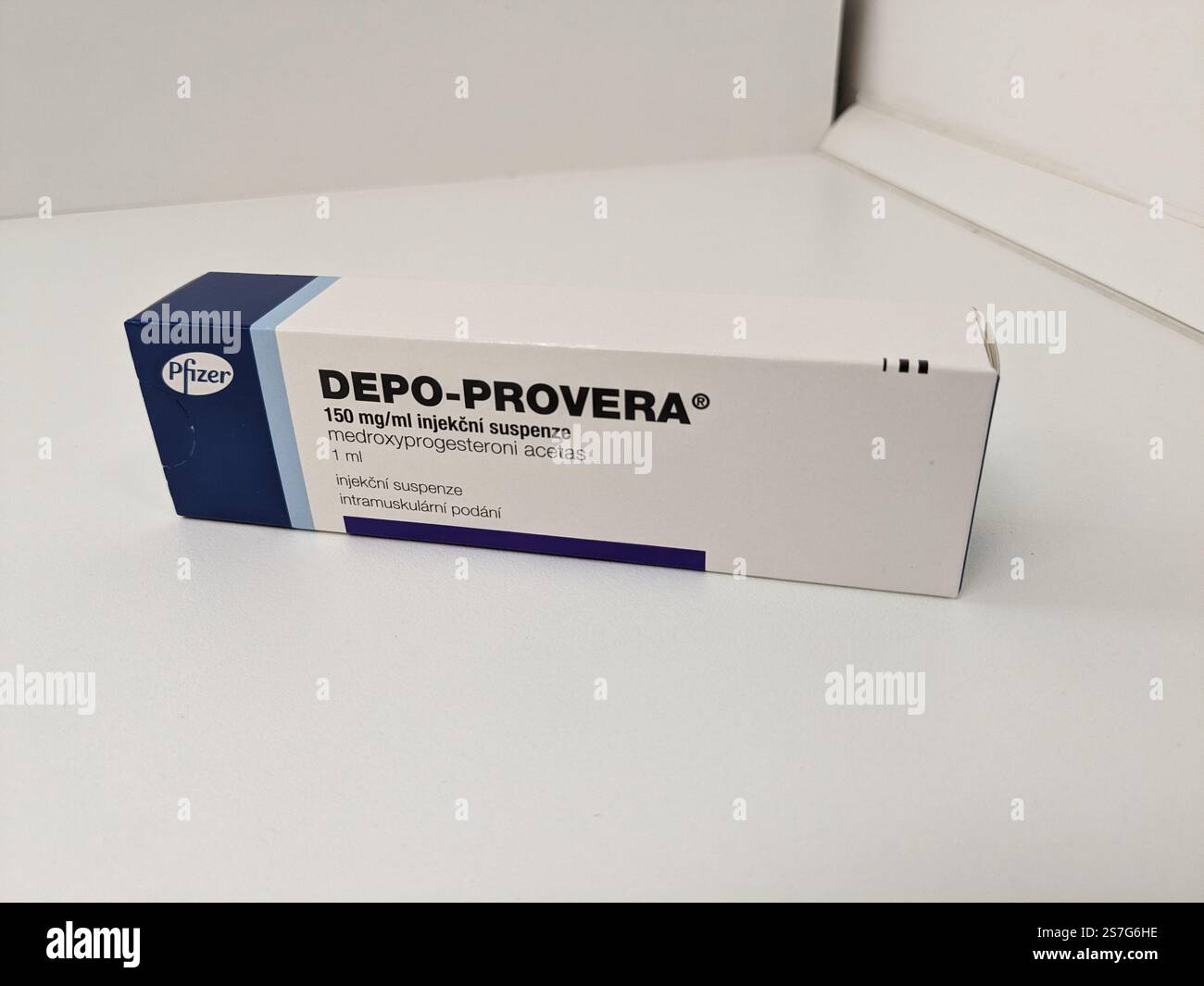 Prag, Tschechische Republik-26. Januar 2025: DEPO-PROVERA Box mit Medikamenten mit MEDROXYPROGESTERON Wirkstoff von PFIZER, zur Verhütung verwendet, bir Stockfoto