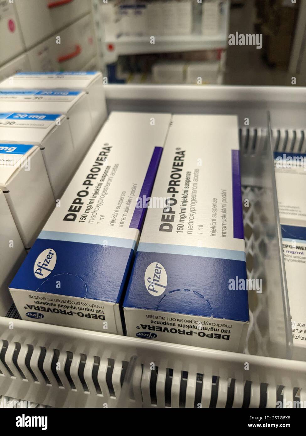 Prag, Tschechische Republik-26. Januar 2025: DEPO-PROVERA Box mit Medikamenten mit MEDROXYPROGESTERON Wirkstoff von PFIZER, zur Verhütung verwendet, bir Stockfoto