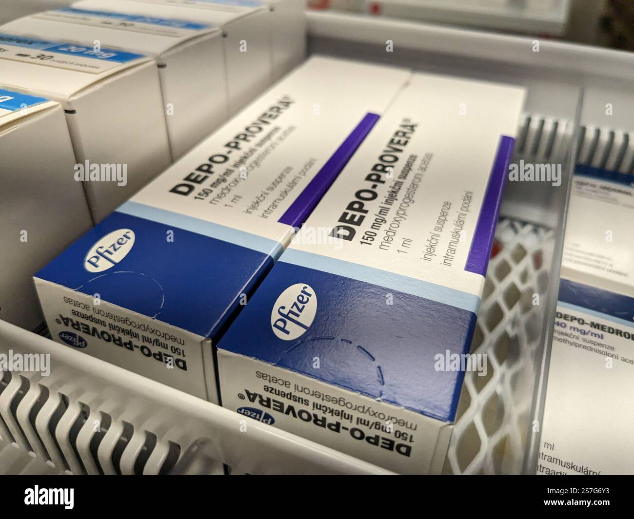 Prag, Tschechische Republik-26. Januar 2025: DEPO-PROVERA Box mit Medikamenten mit MEDROXYPROGESTERON Wirkstoff von PFIZER, zur Verhütung verwendet, bir Stockfoto