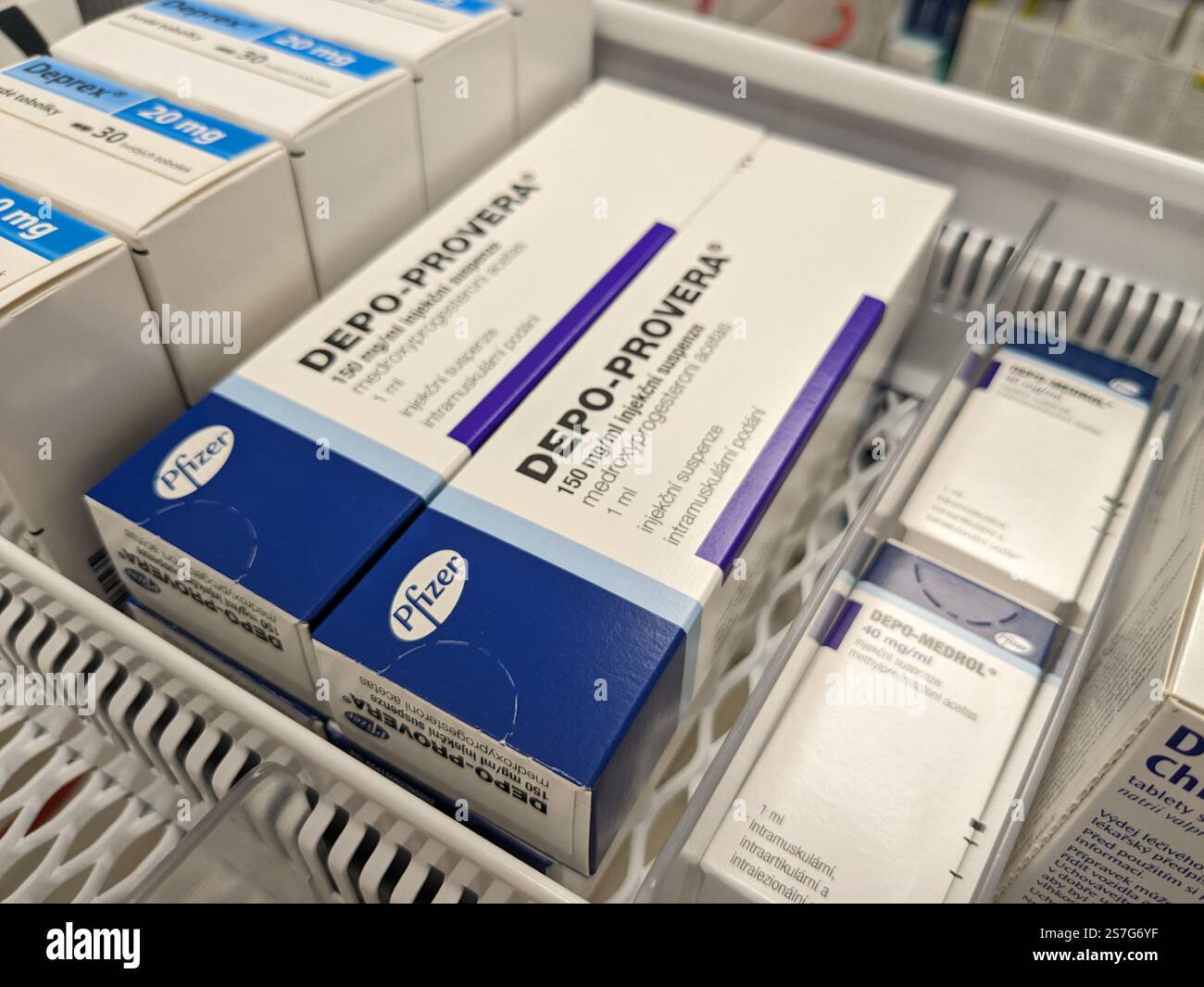 Prag, Tschechische Republik-26. Januar 2025: DEPO-PROVERA Box mit Medikamenten mit MEDROXYPROGESTERON Wirkstoff von PFIZER, zur Verhütung verwendet, bir Stockfoto