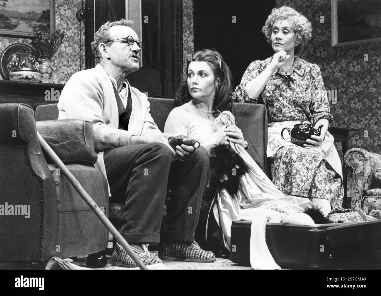 l-r: Colin Blakely (Wilfred Craven), Susan Litttler (Linda Craven), Joan Plowright (Connie Craven) in ENJOY by Alan Bennett im Vaudeville Theatre, London WC2 15/10/1980 Bühnenbild: Douglas Heap Kostüme: Deirdre Clancy Beleuchtung: Nick Chelton Regisseur: Ronald Eyre Stockfoto