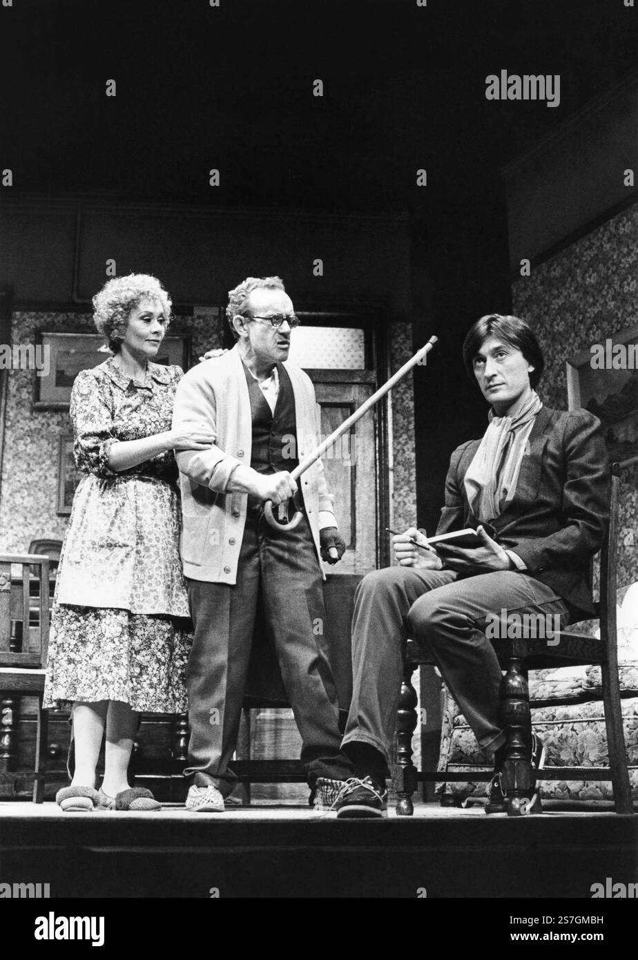 l-r: Joan Plowright (Connie Craven), Colin Blakely (Wilfred Craven), Philip Sayer (Frau Craig) in ENJOY by Alan Bennett im Vaudeville Theatre, London WC2 15/10/1980 Bühnenbild: Douglas Heap Kostüme: Deirdre Clancy Beleuchtung: Nick Chelton Regisseur: Ronald Eyre Stockfoto