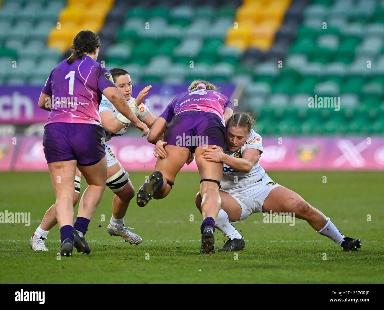 NORTHAMPTON, ENGLAND Sonntag, 19. Januar 2025: Courtney Holtkamp of Lightning wird von den Exeter Chiefs Defenders während des Spiels zwischen Loughborough Lightning und Exeter Chiefs im Cinch Stadium Franklin's Gardens niedergeschlagen. Northampton Großbritannien. Quelle: PATRICK ANTHONISZ/Alamy Live News Stockfoto