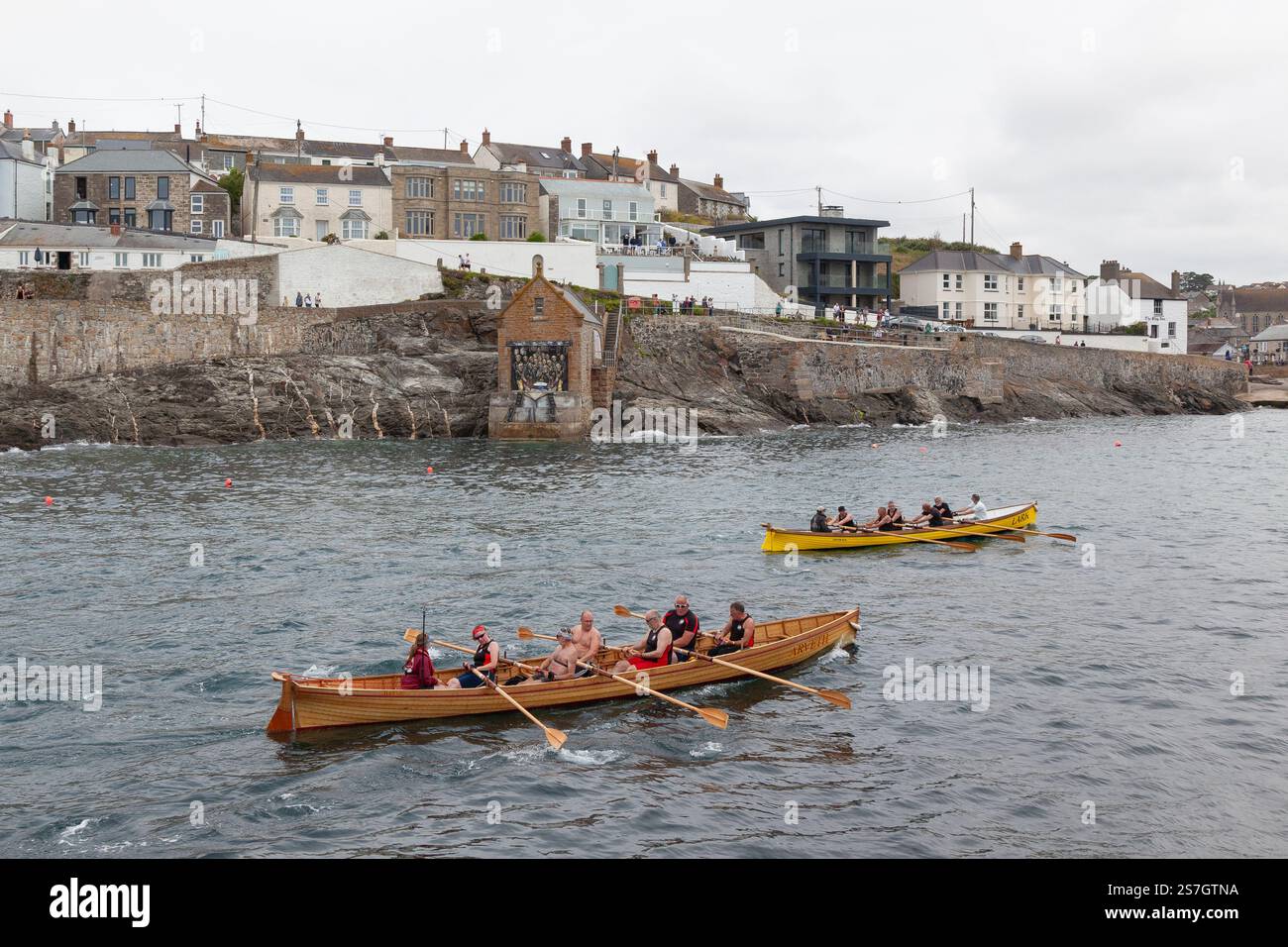 Arveth und Lark fahren ab Porthleven Harbour auf der Gig Boat Regatta 2024 | Cornwall Stockfoto