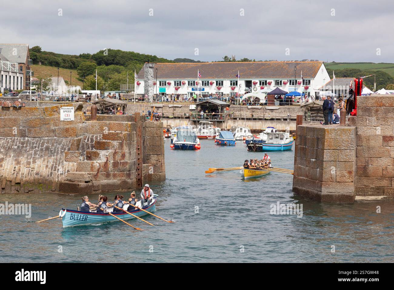 Buller und energiegeladene Rennen vom Hafen Porthleven auf der Gig Boat Regatta 2024 | Cornwall Stockfoto