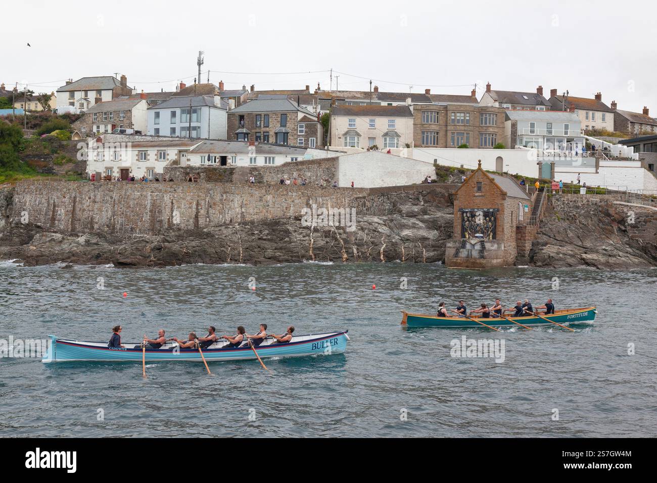 Buller- und Fortitude-Rennen ab Porthleven Harbour bei der Gig Boat Regatta 2024 | Cornwall Stockfoto