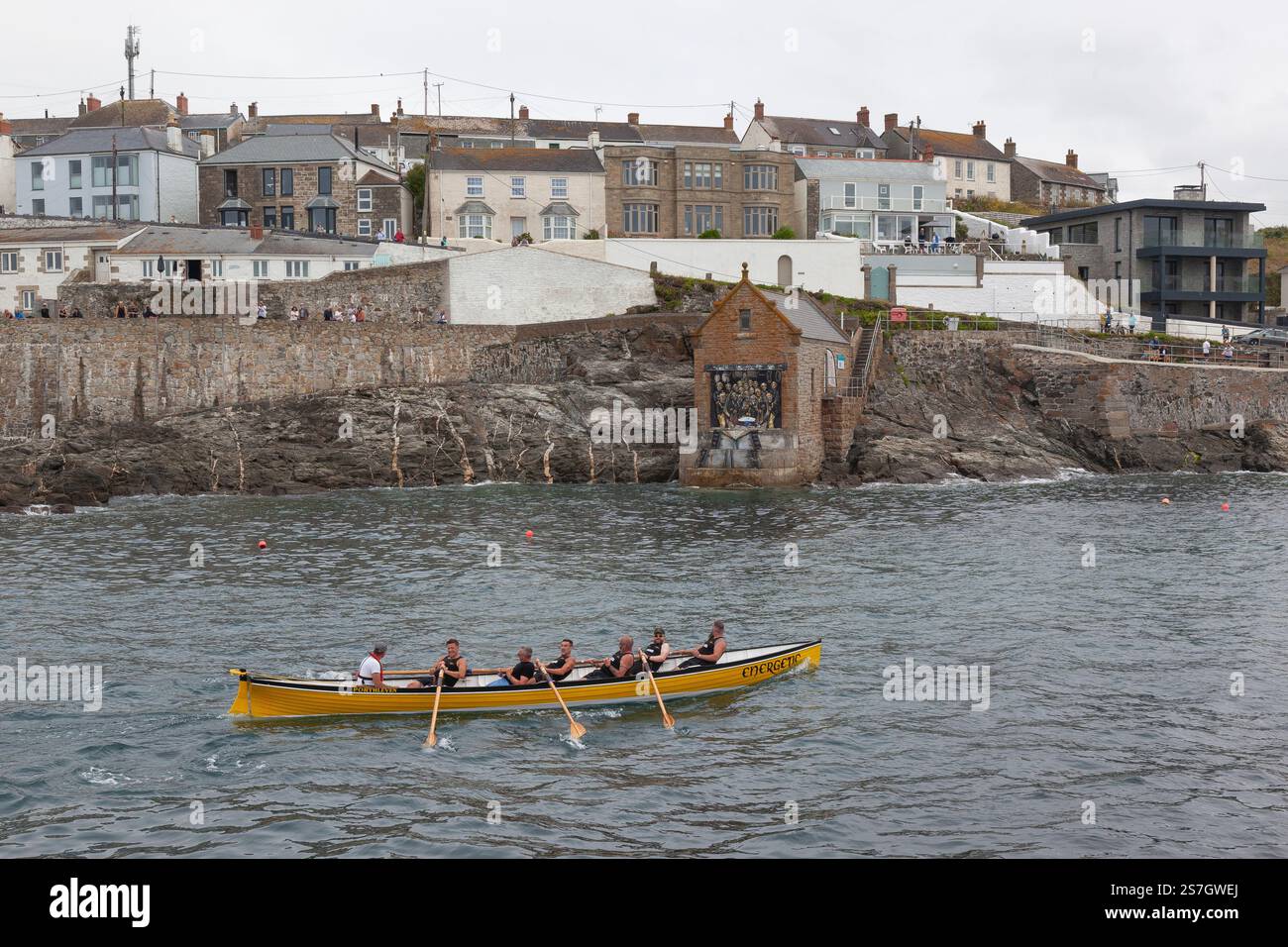 Energiegeladene Rennen vom Hafen Porthleven auf der Gig Boat Regatta 2024 | Cornwall Stockfoto