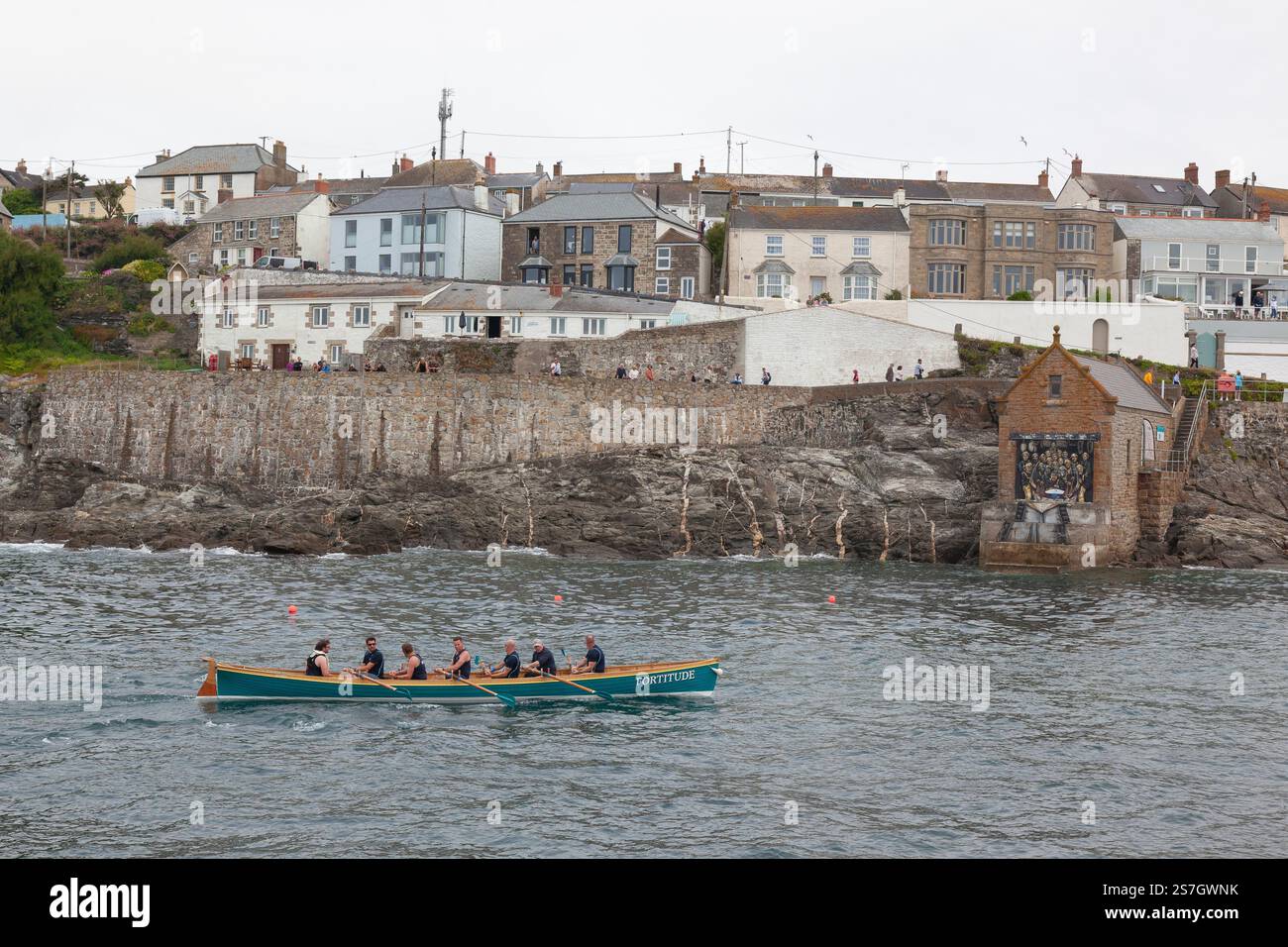 Kraftrennen ab Porthleven Harbour bei der Gig Boat Regatta 2024 | Cornwall Stockfoto