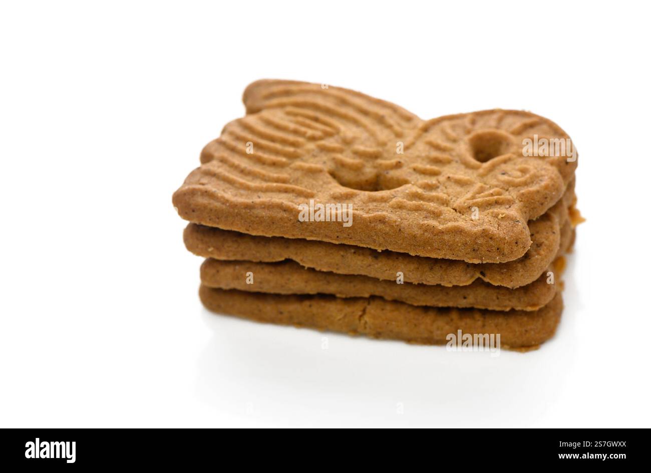 Einzigartige Lebkuchenkekse stapeln sich auf einem sauberen weißen Hintergrund und laden Sie ein, ihre Köstlichkeiten zu genießen. Stockfoto