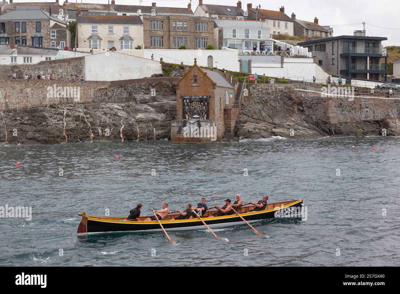 Kensa-Rennen vom Hafen Porthleven bei der Gig Boat Regatta 2024 | Cornwall Stockfoto
