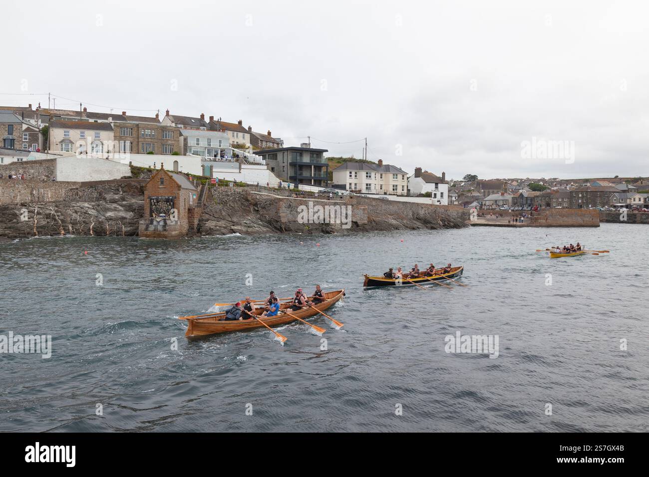 Kensa-Rennen vom Hafen Porthleven bei der Gig Boat Regatta 2024 | Cornwall Stockfoto