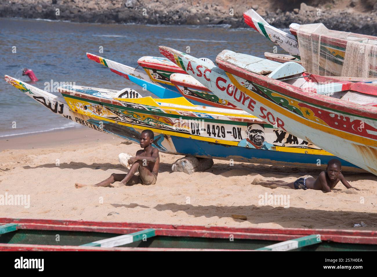 Fischerboote strandeten am Strand von Ouakam an der Küste von Dakar, Senegal Stockfoto