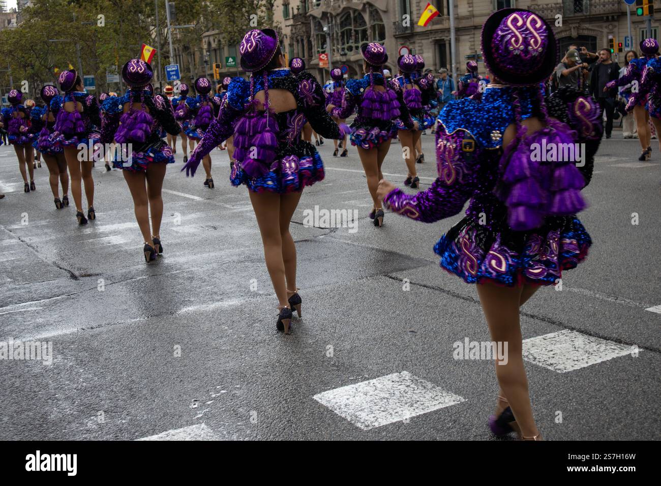 Teilnehmer des Folklore-Karnevals im Stadtzentrum von Barcelona, Spanien Stockfoto