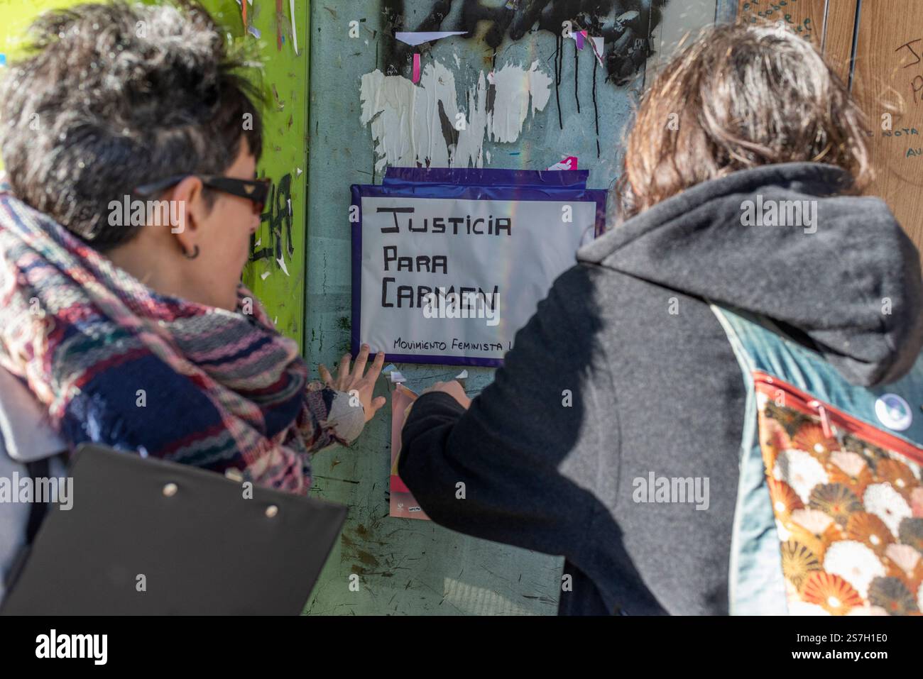 Logrono, La Rioja, Spanien. Januar 2025. Stille Konzentration vor der Regierungsdelegation in La Rioja, wo sich Hunderte von Bürgern versammelt haben, um ihre Abscheu gegen den bestätigten Frauenmord in einem Geldautomaten in Logroño zum Ausdruck zu bringen. Der Platz ist mit Menschen gefüllt, die Zeichen gegen männliche Gewalt tragen, während lokale Behörden, politische Vertreter und Mitglieder sozialer Organisationen die Handlung leiten. Quelle: MARIO MARTIJA/Alamy Live News Stockfoto