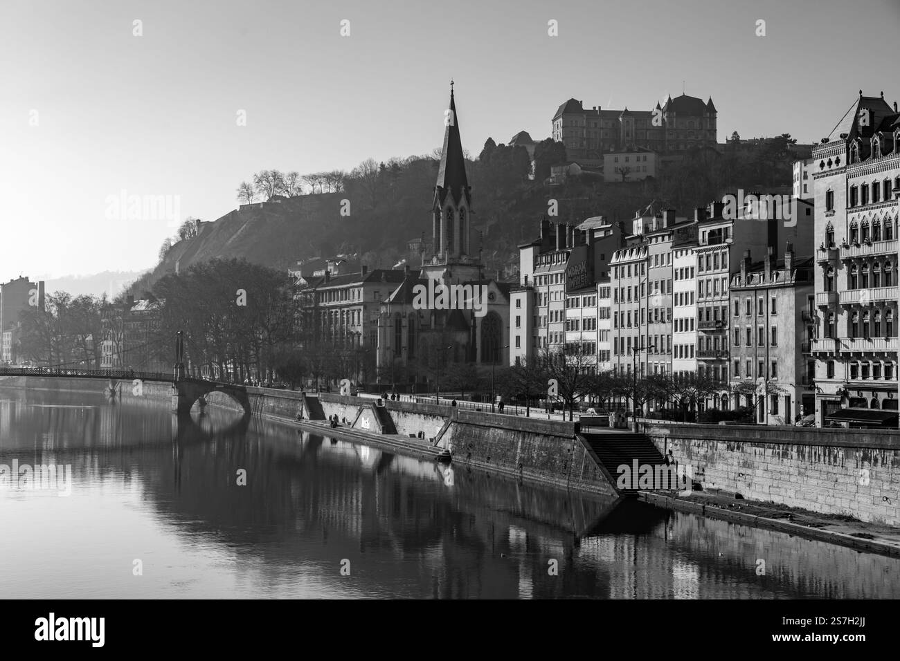 Lyon, Frankreich - 25. Januar 2022: St. George Kirche und Gebäude rund um den Fluss Saone, der Altstadt von Lyon, Frankreich. Stockfoto
